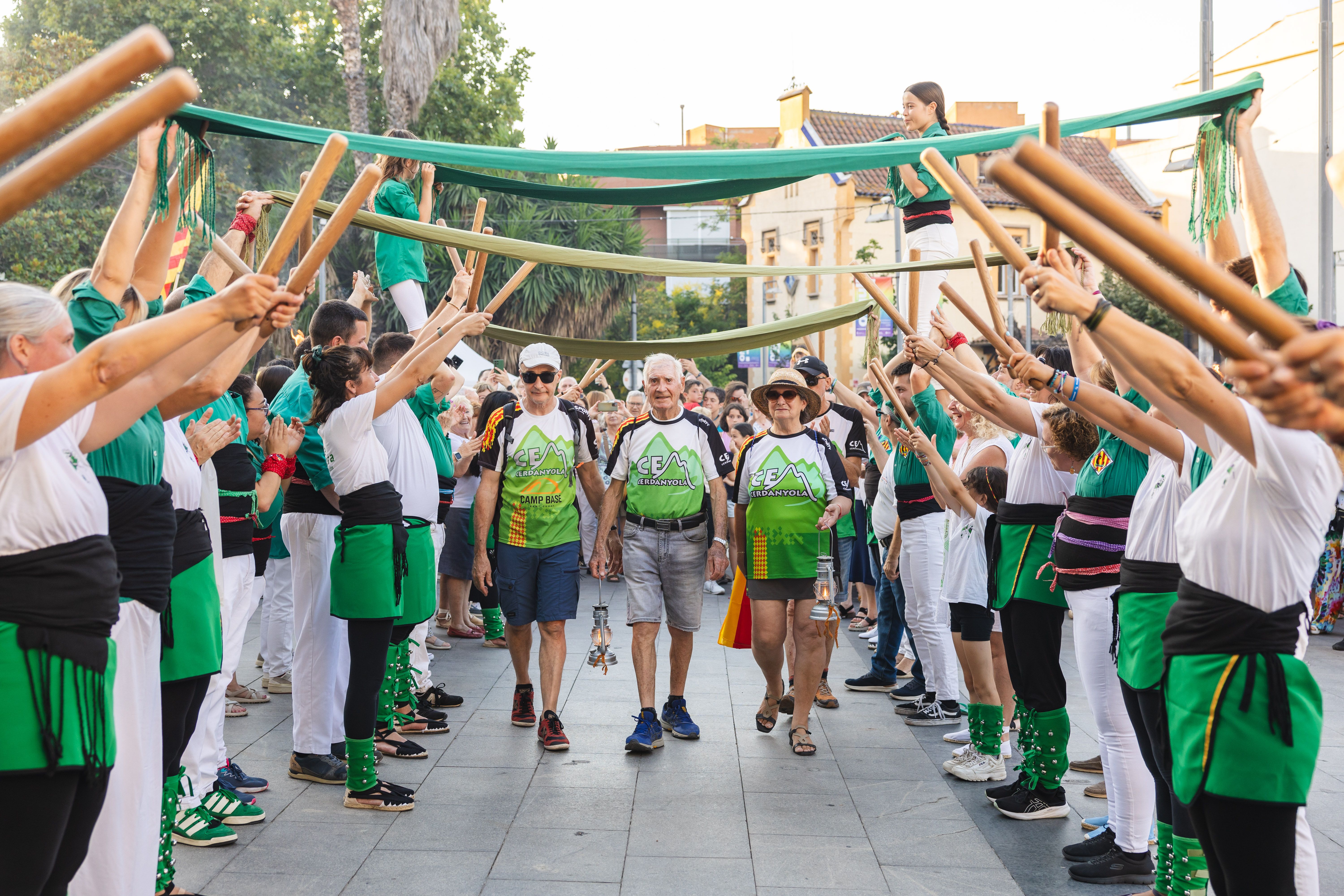 Els portadors de la Flama del Canigó, rebuts a la plaça de Francesc Layret davant de l’Ajuntament. FOTO: Arnau Padilla.