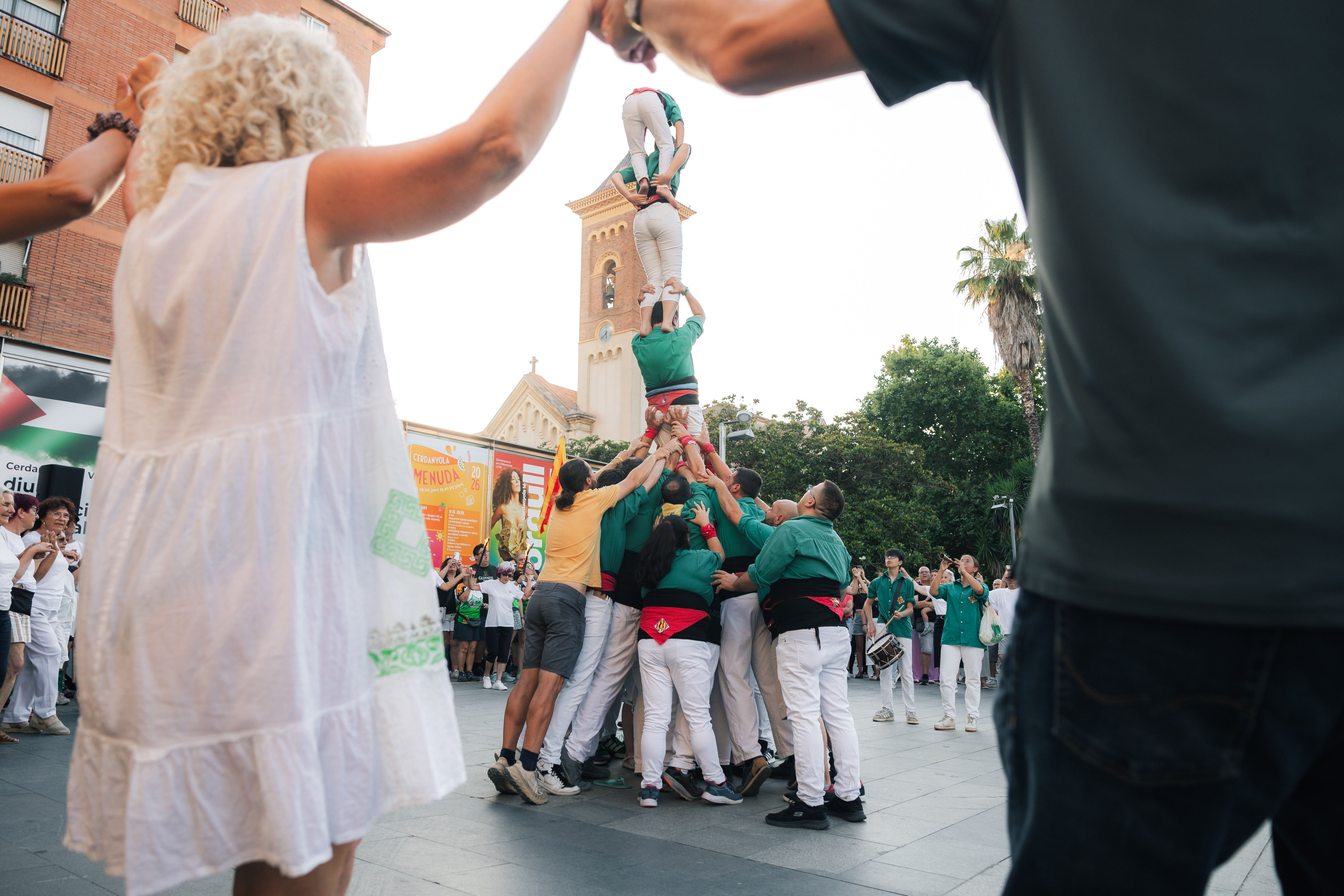 Els Castellers de Cerdanyola aixequen una construcció al centre de la rotllana. FOTO: Arnau Padilla.