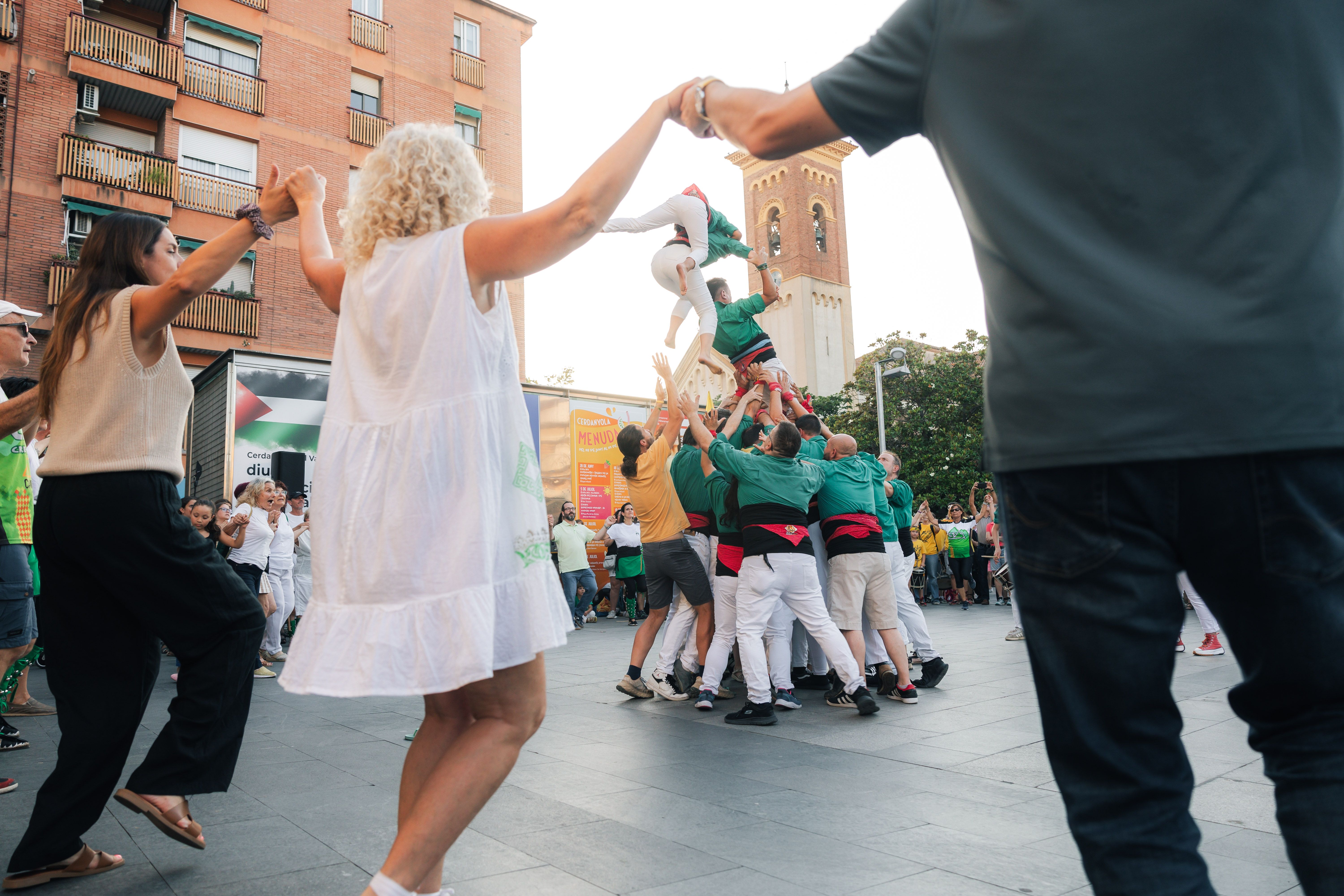Ensurt sense conseqüències durant l’actuació castellera a la plaça de Francesc Layret. Els membres de la colla van poder esmorteir la caiguda del pilar abans de carregar-ne un de nou. FOTO: Arnau Padilla