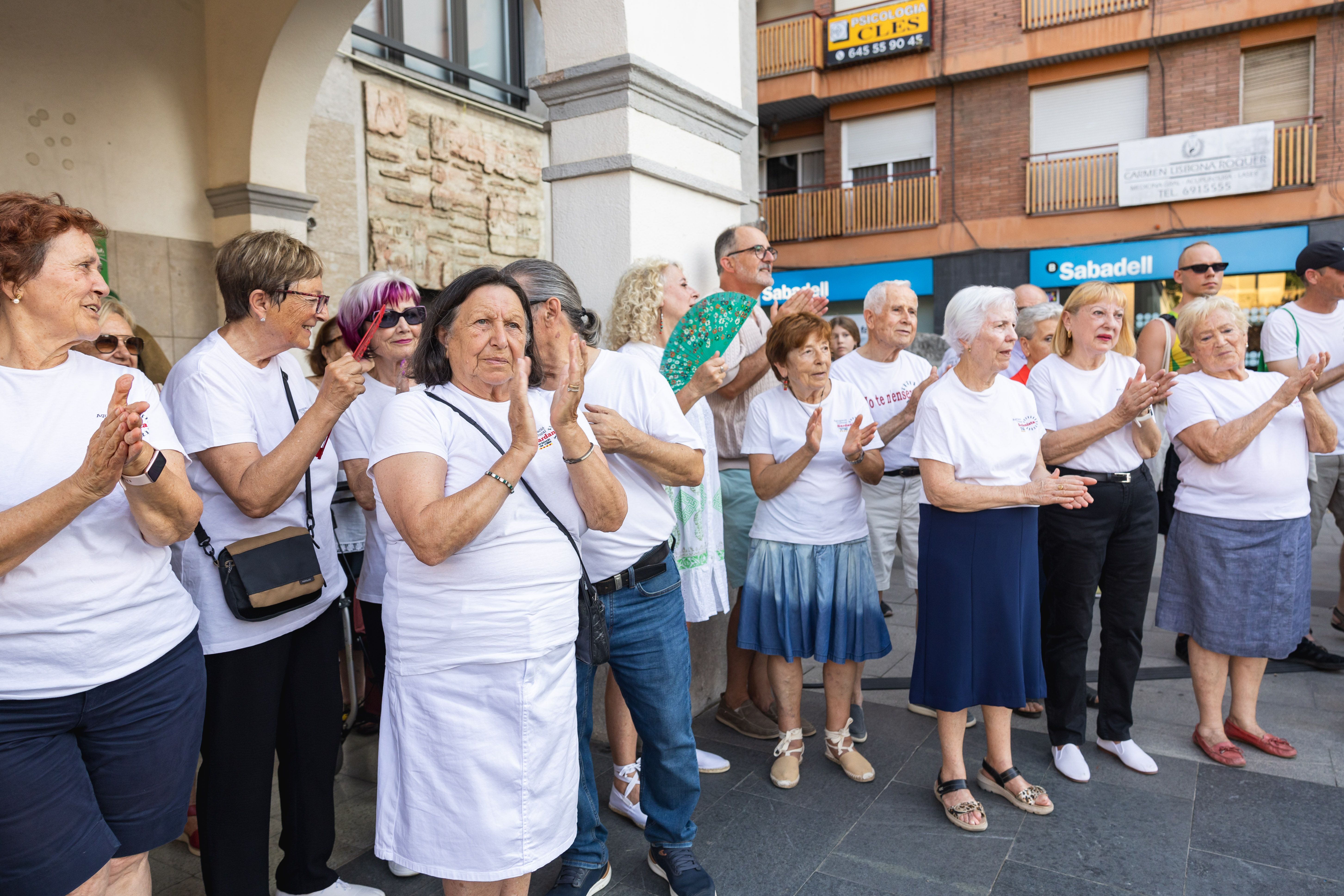 Membres de l’Agrupació Cultural Sardanista aplaudeixen les actuacions. FOTO: Arnau Padilla.