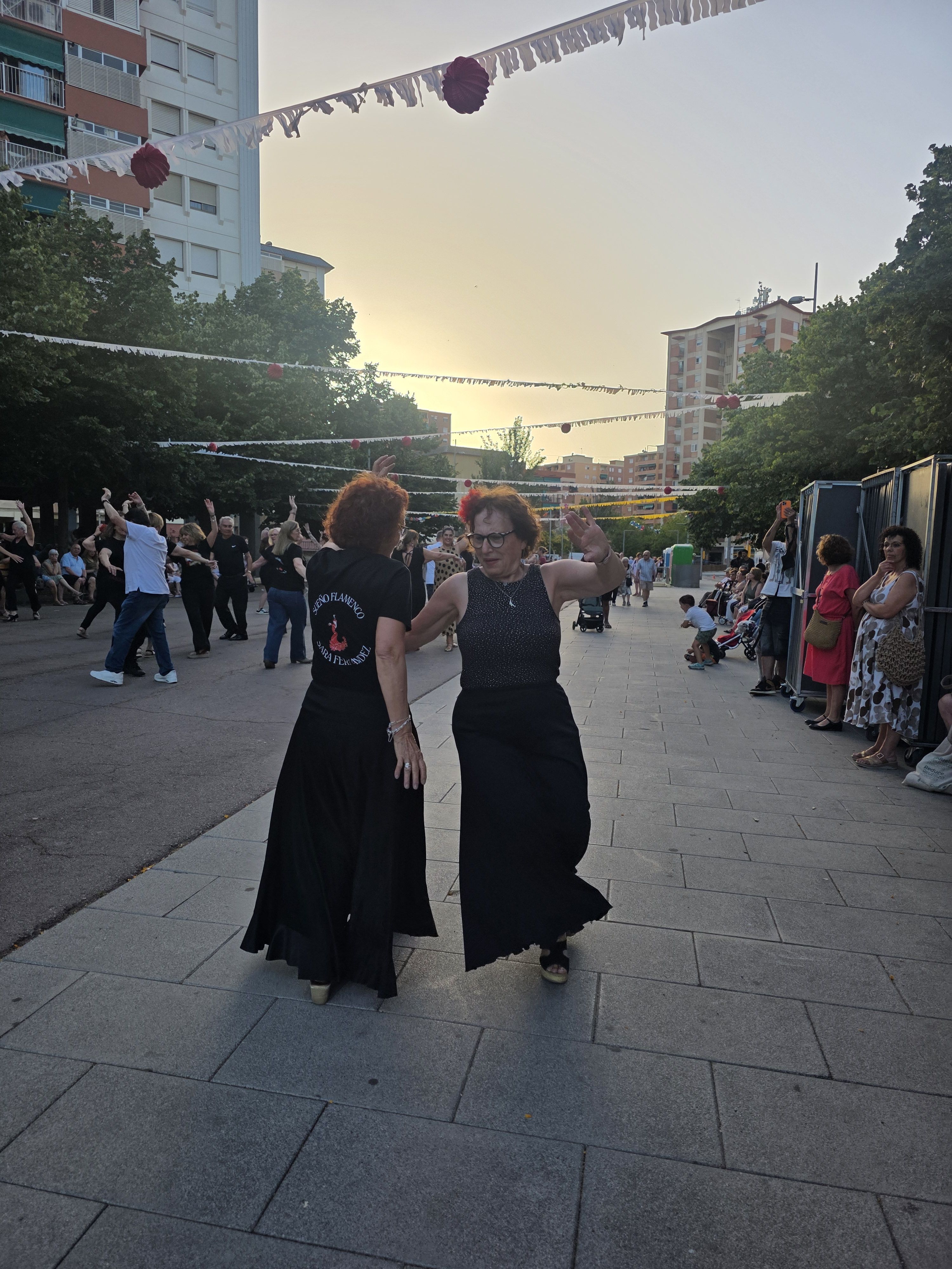 Sevillanes a la festa major del barri Banús. FOTO Marc Mata