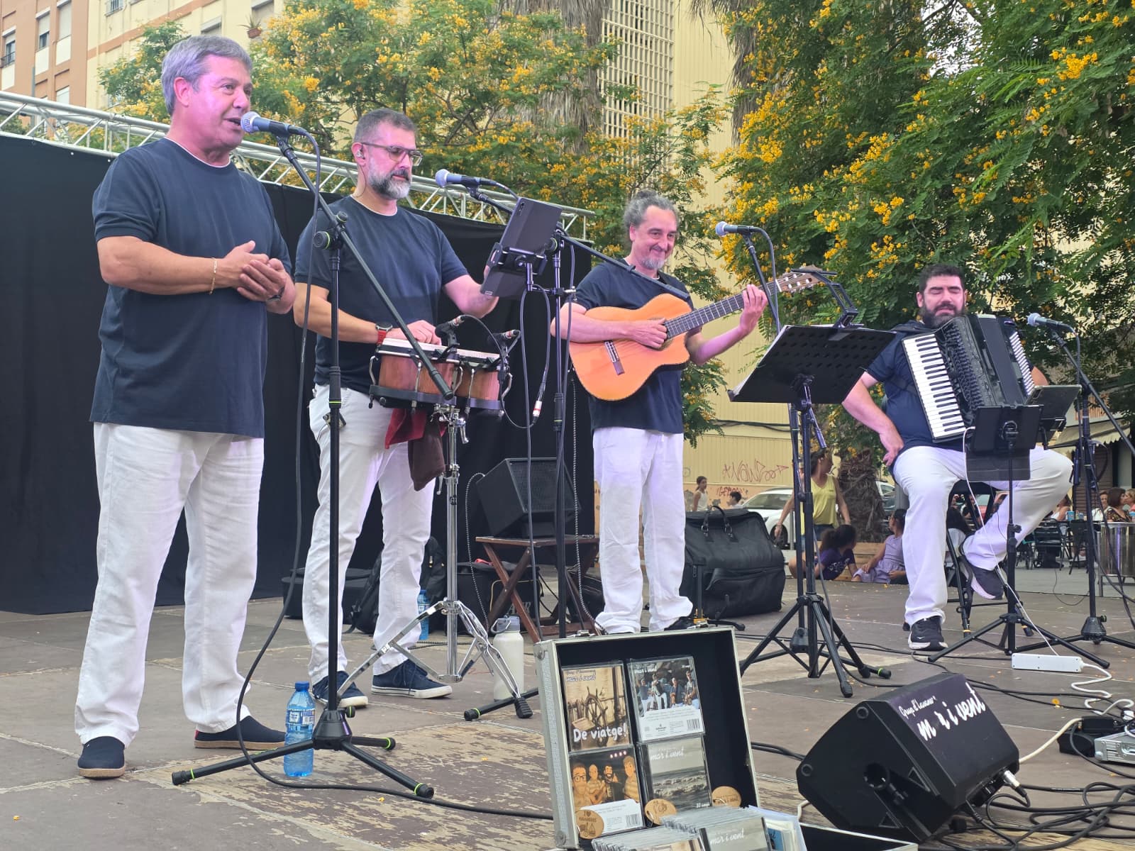 El grup d’havaneres va posar música a la tarda festiva del barri. FOTO: Marc Mata