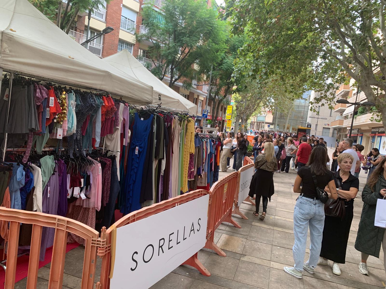 Cues en l'edició d'octubre del Comerç surt al carrer en la parada de l'outlet  Sorellas The Brand, a la plaça d'enric Granados. FOTO: Judit Josa