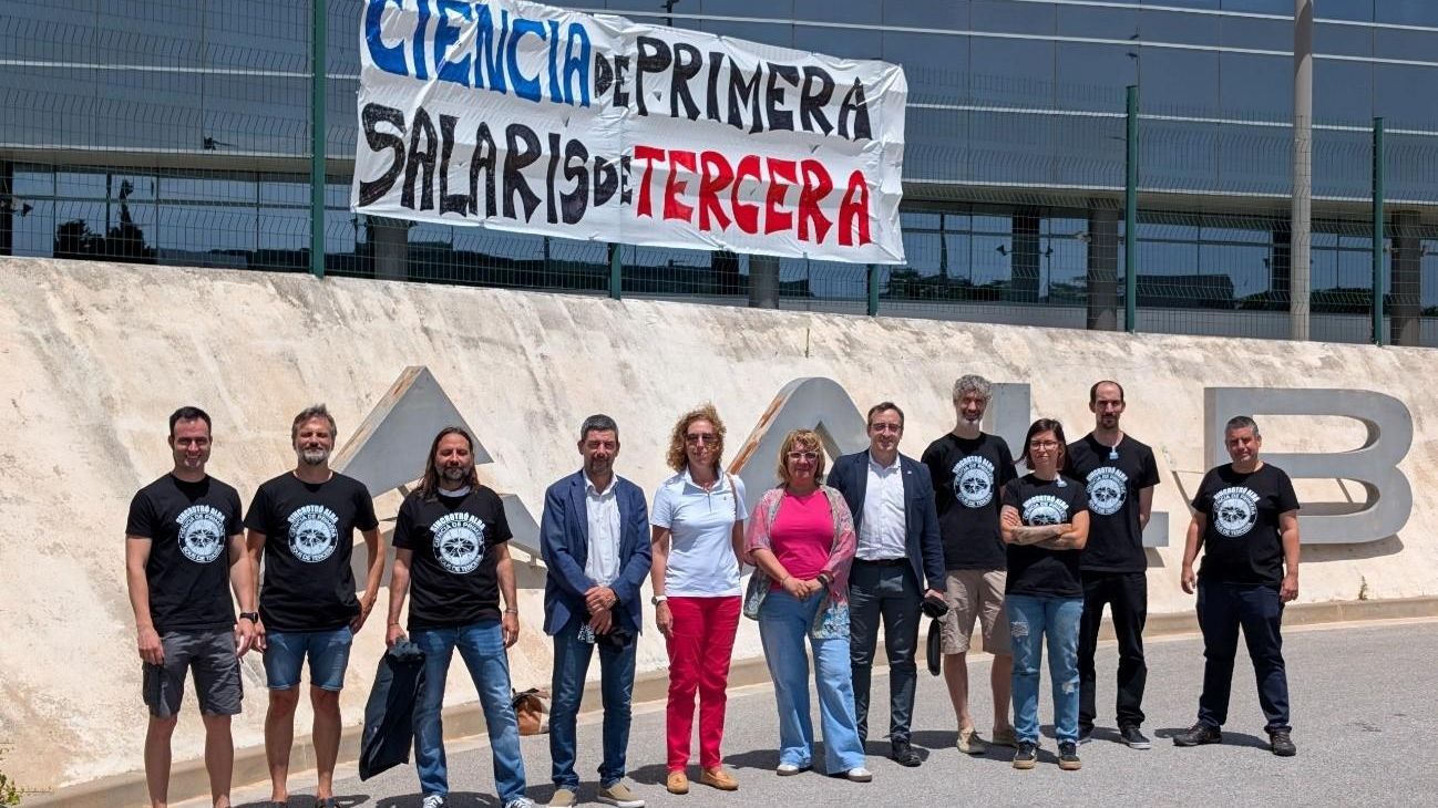 Representants dels grups parlamentaris i membres del Comitè d’Empresa a l’entrada del sincrotró ALBA. Foto: Comité