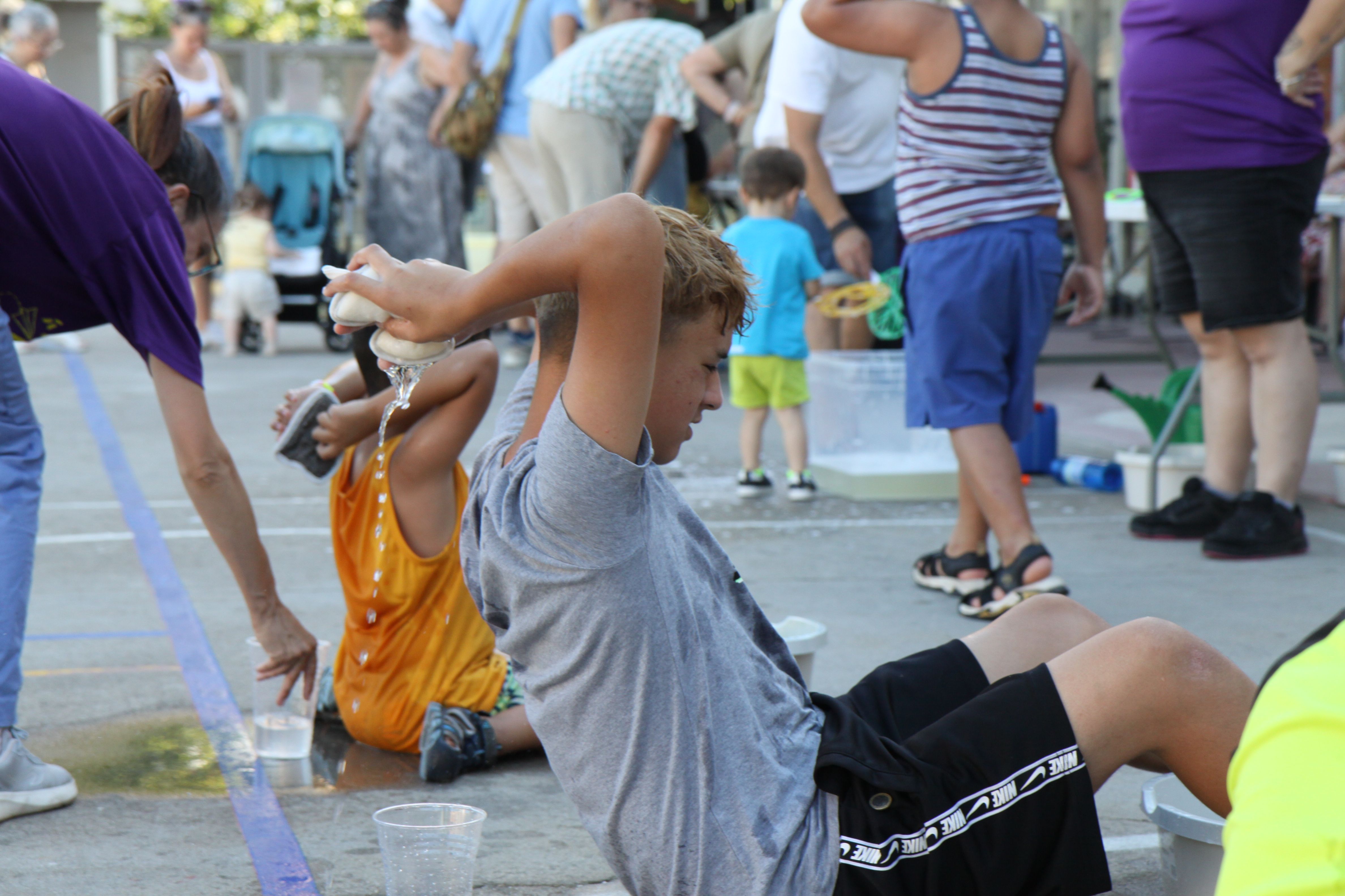 Infants gaudint d'un dels jocs d'aigua per combatre la calor. Foto: Laia Jubany