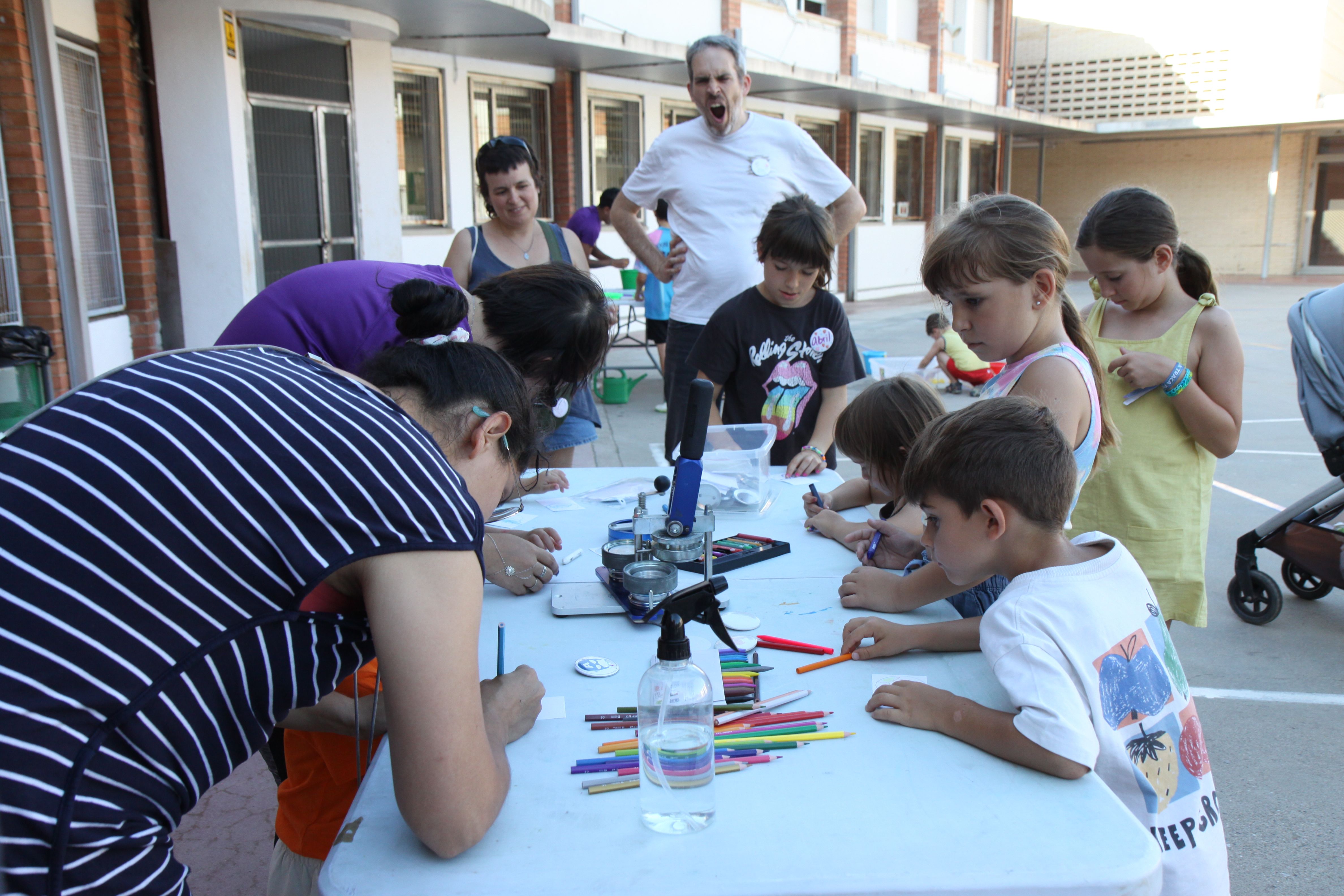 Tots els infants han volgut endur-se una o més xapes de record. Foto: Laia Jubany
