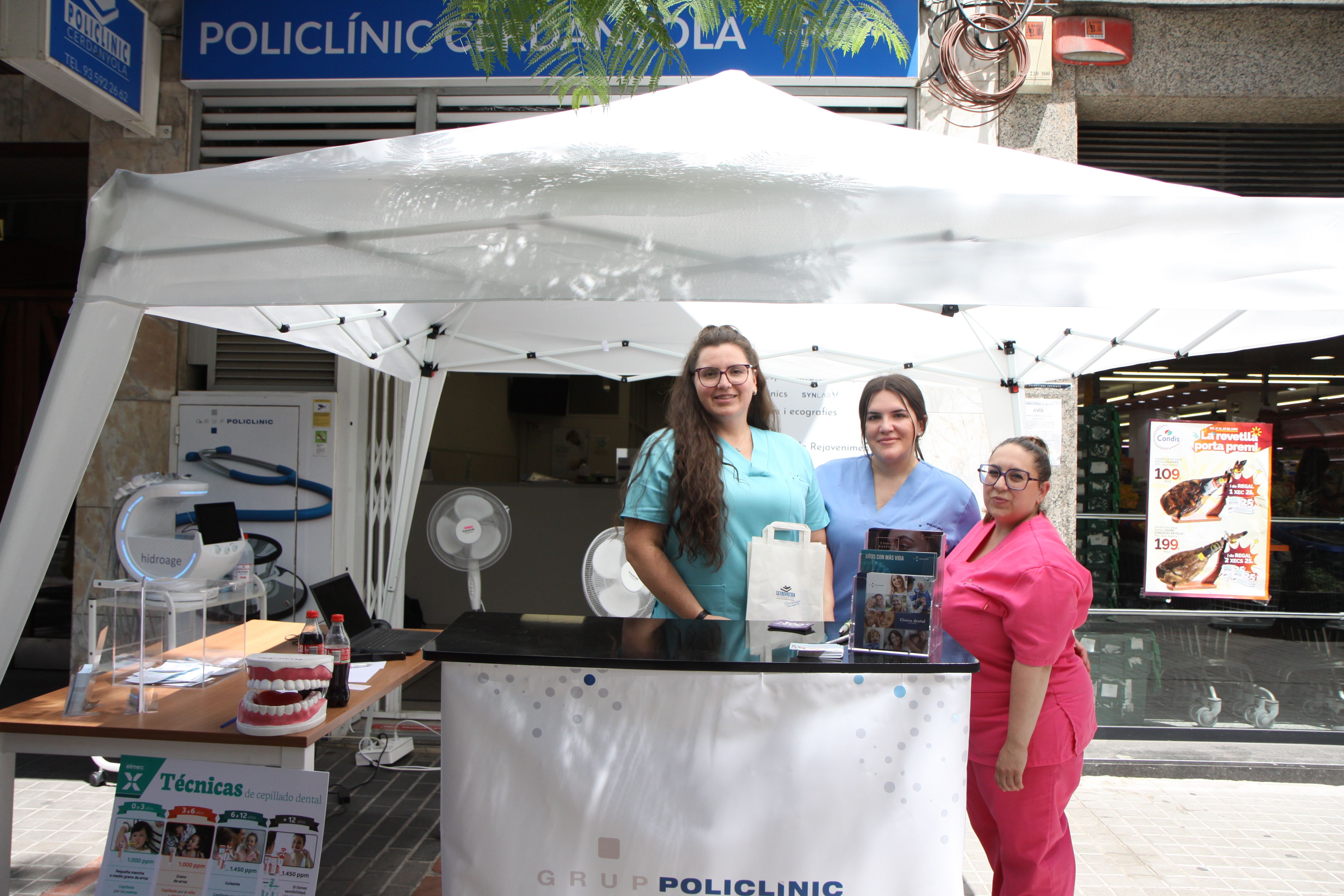 El Grup Policlínic ha ofert presents als passejants de l'avinguda. Foto: Laia Jubany