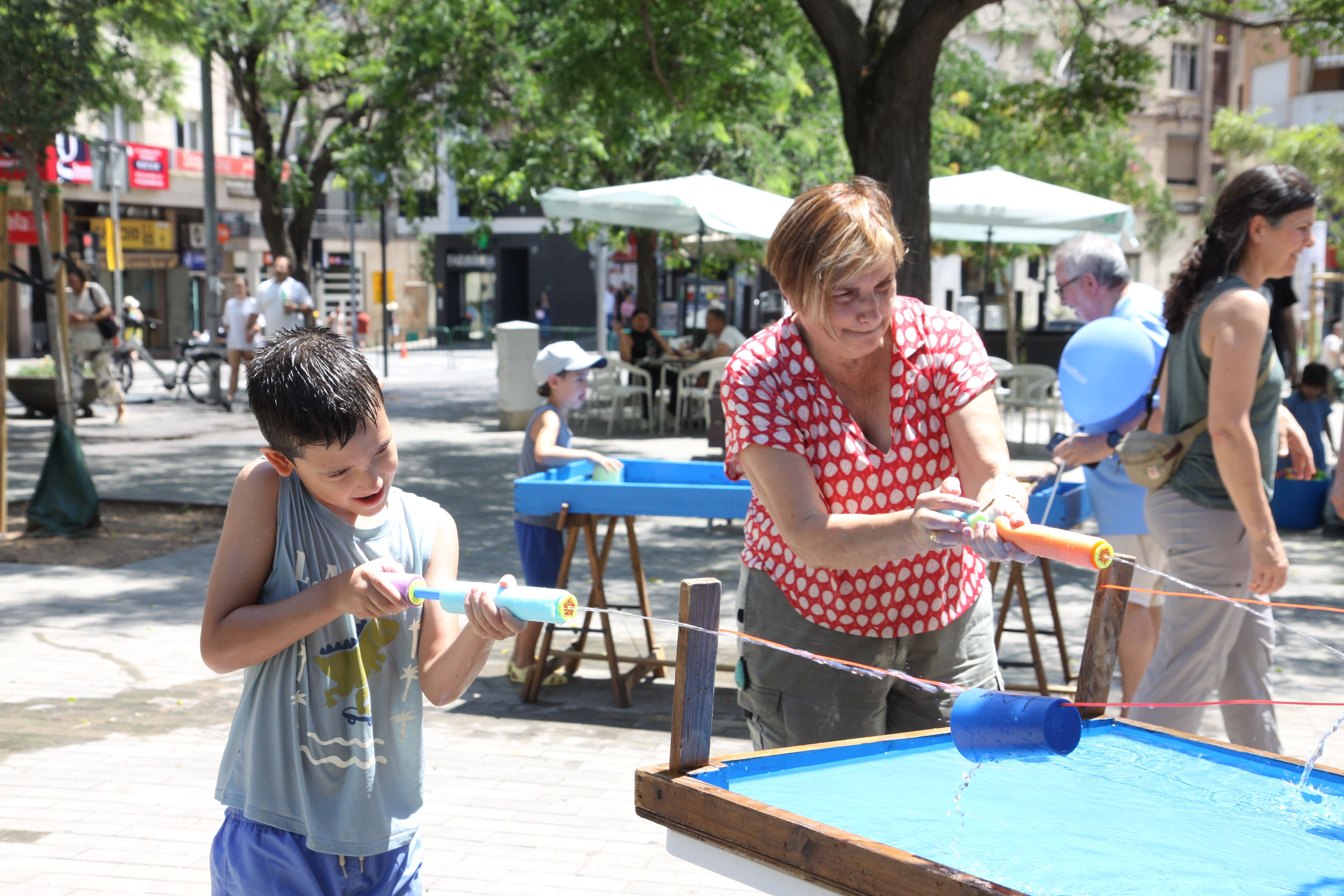 Petits i grans refrescant-se amb els jocs d'aigua. Foto: Laia Jubany