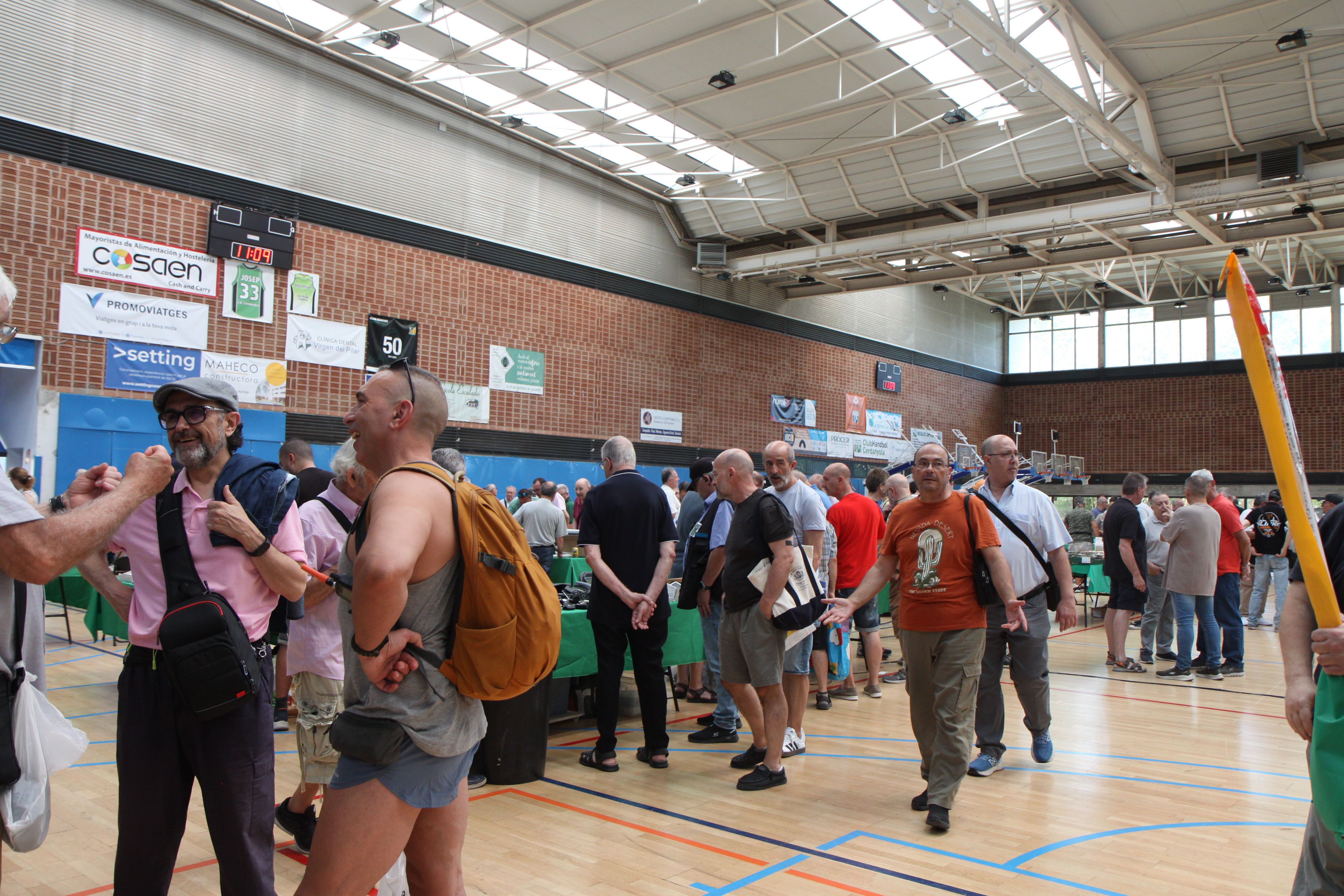 Centenars de persones passejant pels estands al Guiera. Foto: Laia Jubany