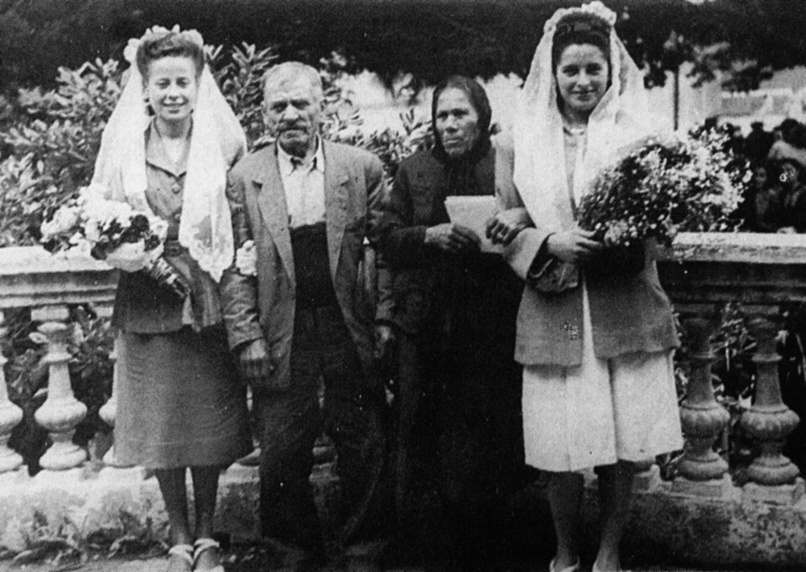 Homenatge a la Vellesa del 1948, possiblement als jardins del Casino de Cerdanyola. FOTO: Cedida per Trinitat Heras / Arxiu TOT Cerdanyola