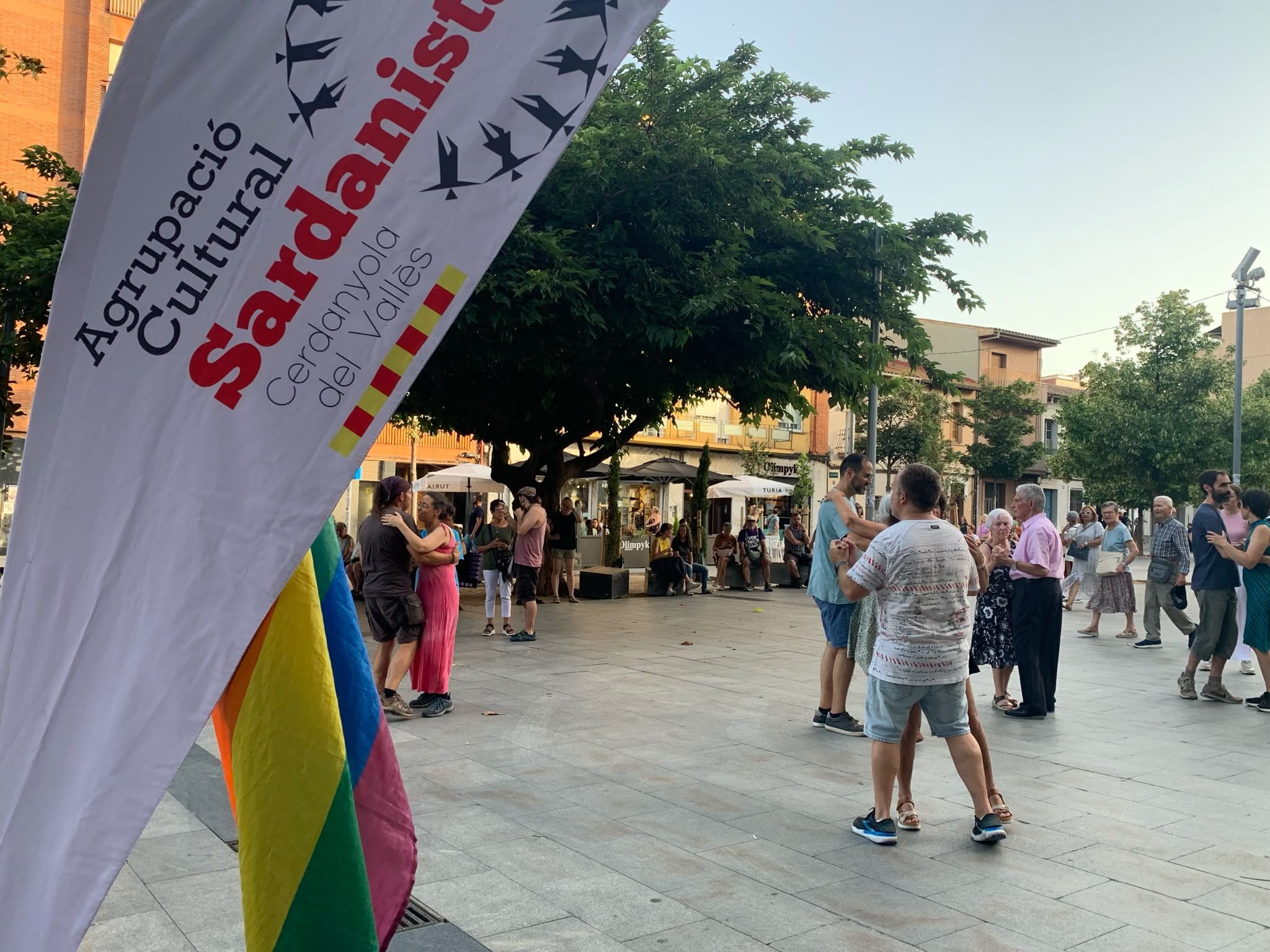 Ballada del cicle Queer as Folk a la plaça de l’Abat Oliba, amb el banderí de l’Agrupació Cerdanyola Sardanista i els colors de l’Orgull, el 20 de juny. FOTO: Judit Josa