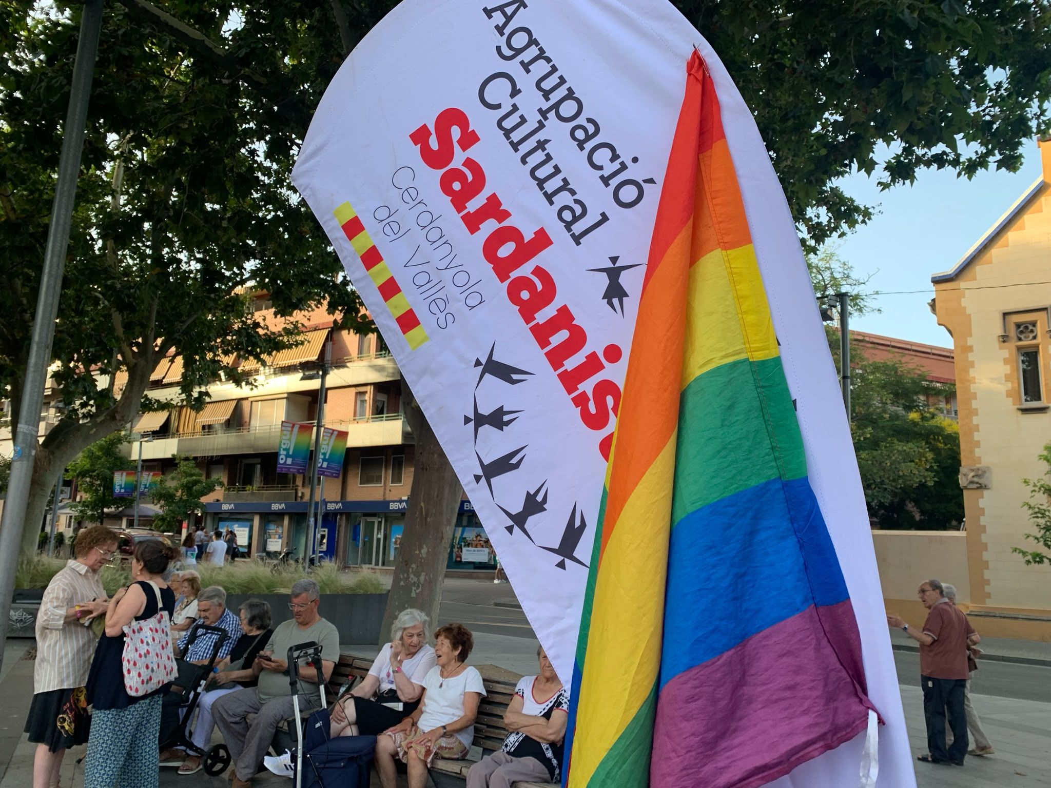 El banderí de l’Agrupació Cerdanyola Sardanista i la bandera de l’Orgull, durant la cloenda del cicle Queer as Folk. FOTO: Judit Josa