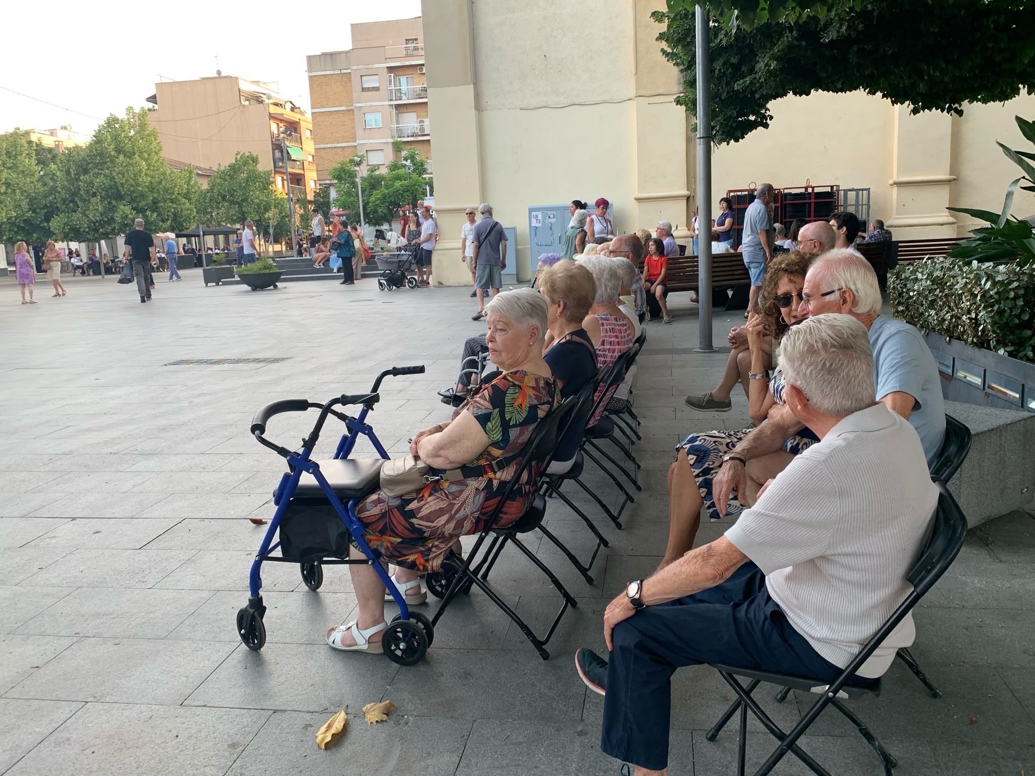 La cloenda del curs va reunir persones de diferents edats a la plaça de l’Abat Oliba. FOTO: Judit Josa