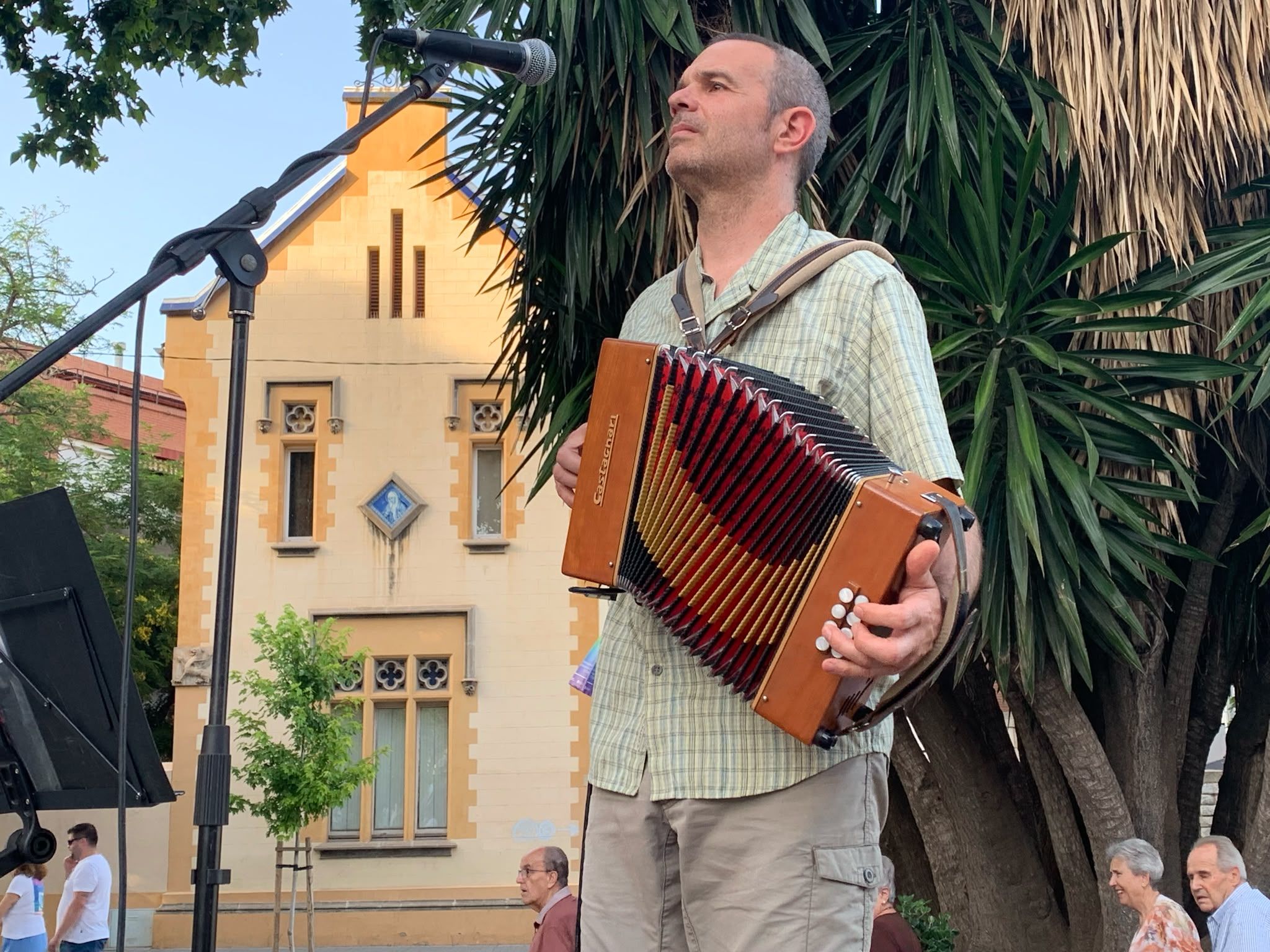 Joan Codina, del duet JoanPolDuet, durant la cloenda del curs de danses folk a la plaça de l’Abat Oliba. FOTO: Judit Josa 
