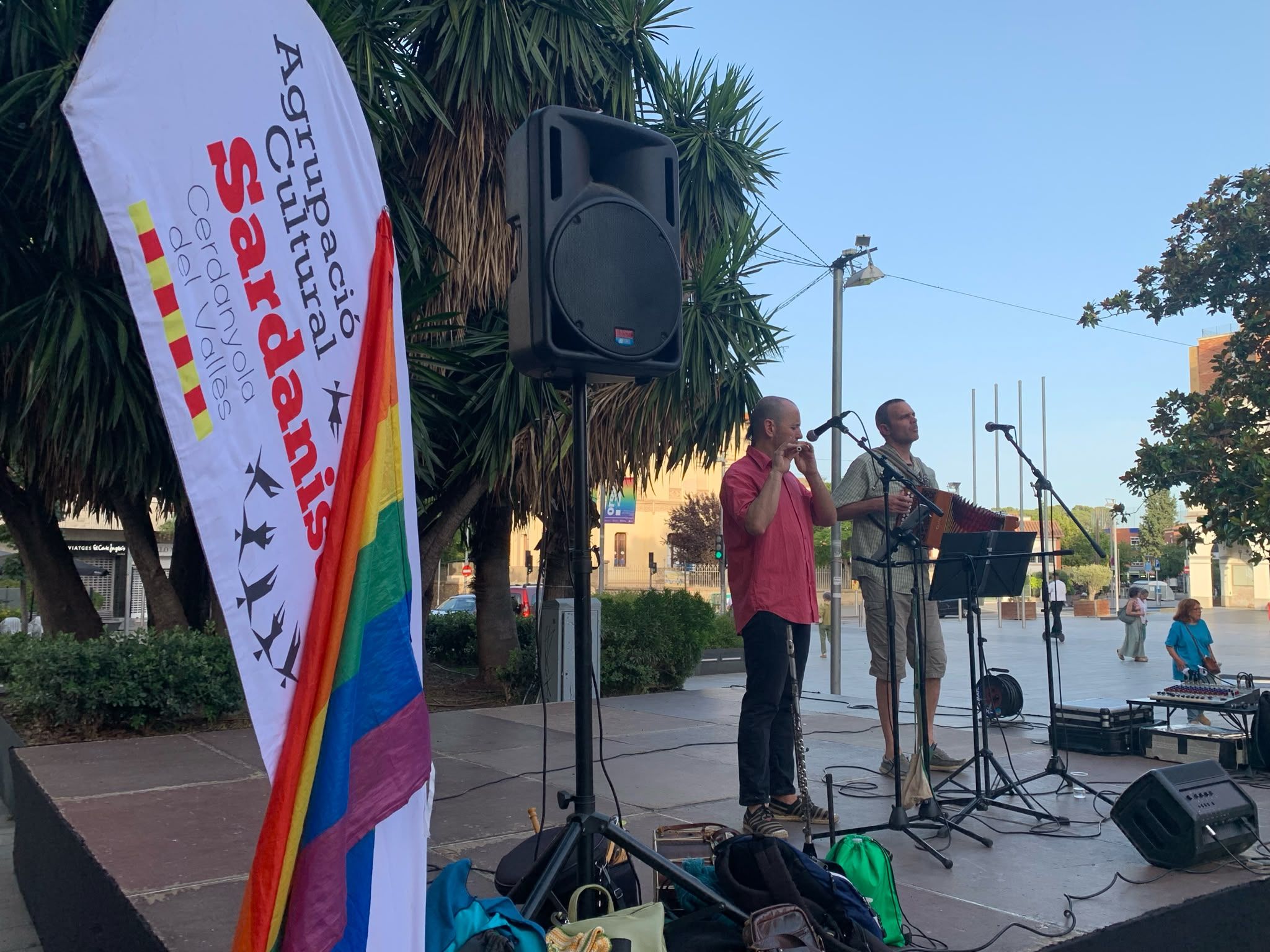 JoanPolDuet durant la cloenda del cicle Queer as Folk, amb el banderí de l’Agrupació Cerdanyola Sardanista i la bandera de l’Orgull. FOTO: Judit Josa