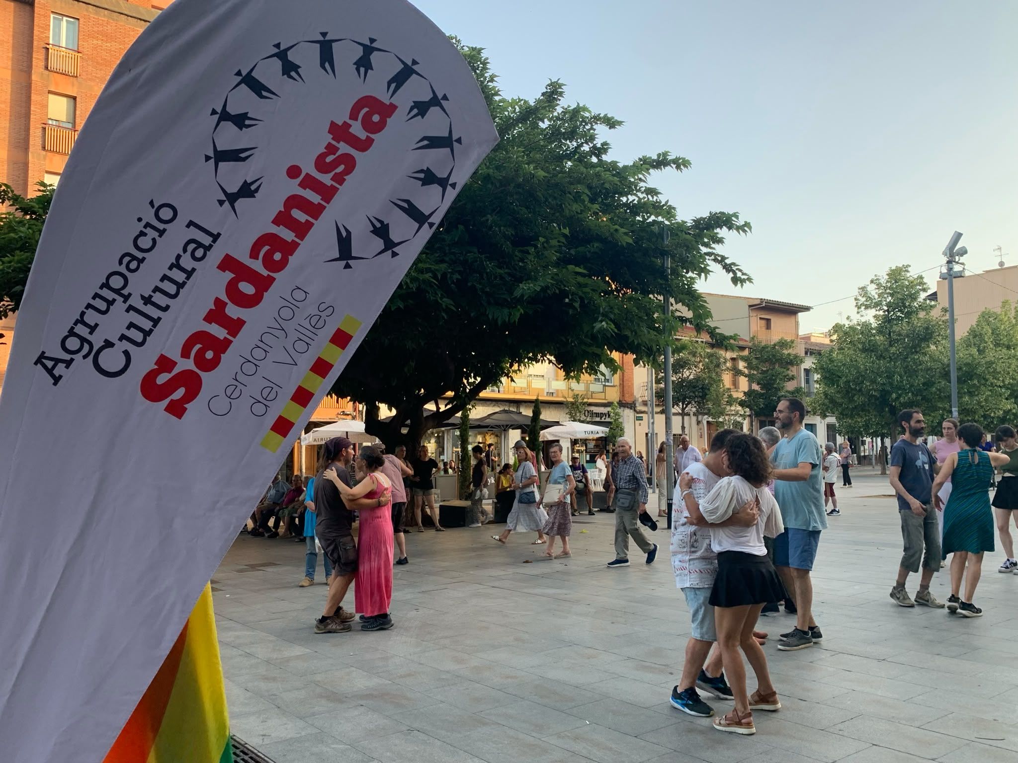 Ballada del cicle Queer as Folk a la plaça de l’Abat Oliba, amb el banderí de l’Agrupació Cerdanyola Sardanista i els colors de l’Orgull. FOTO: Judit Josa