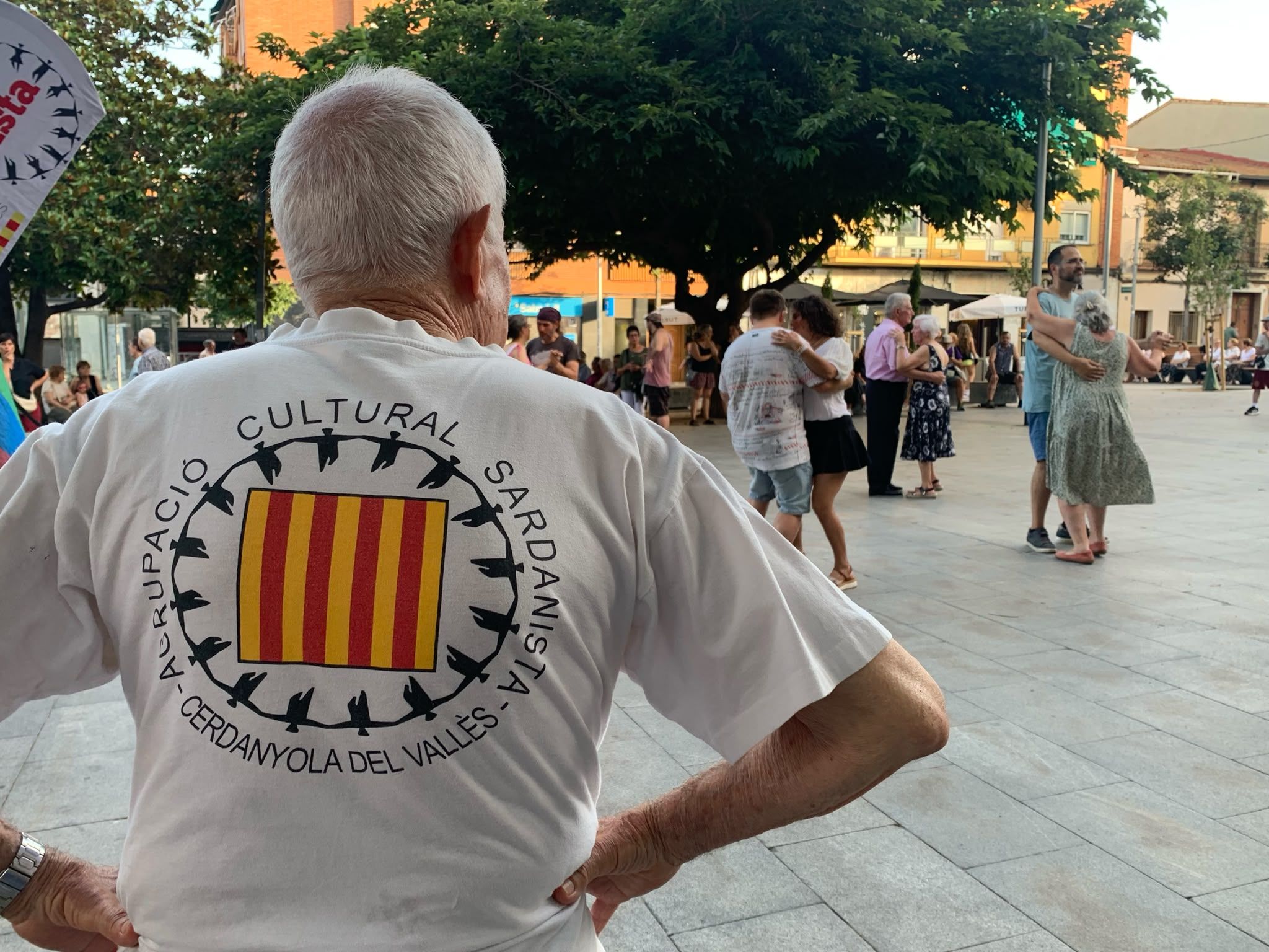 Un membre de l’Agrupació Cultural Sardanista observa la ballada del cicle Queer as Folk a la plaça de l’Abat Oliba. FOTO: Judit Josa