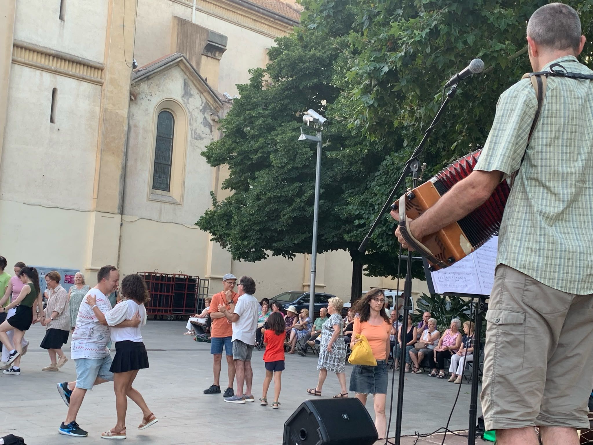 Parelles ballant a la plaça de l’Abat Oliba durant la cloenda del cicle Queer as Folk, amb música del duet JoanPolDuet. FOTO: Judit Josa