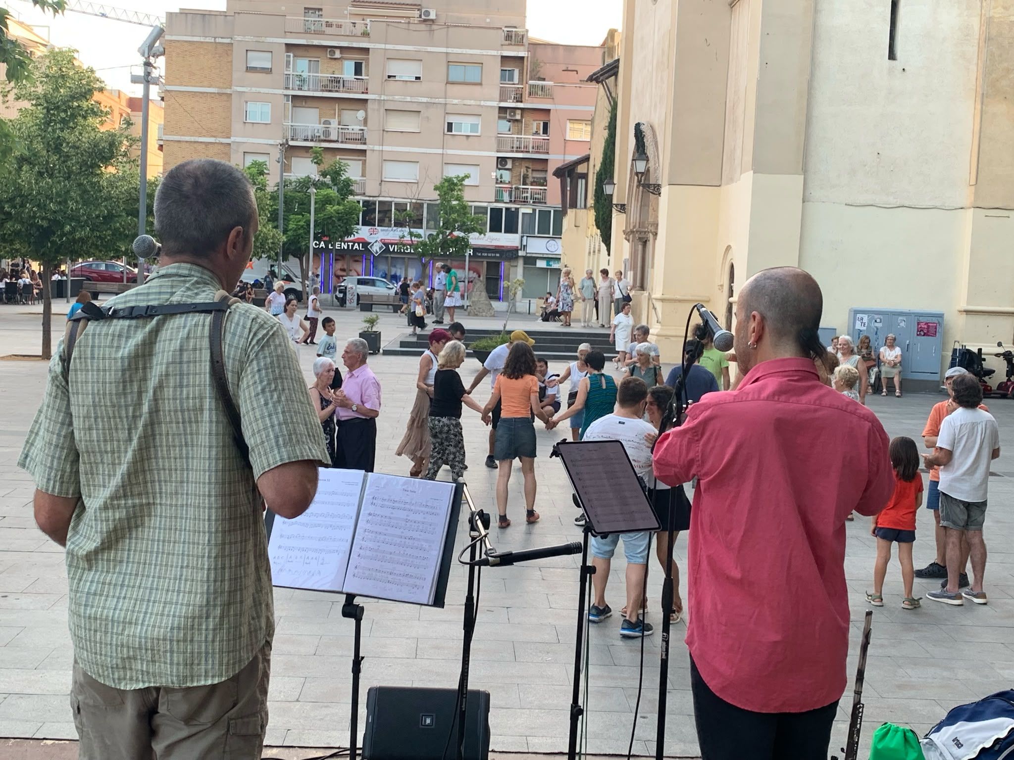 El duet JoanPolDuet va posar música a la ballada del cicle Queer as Folk, a la plaça de l’Abat Oliba. FOTO: Judit Josa