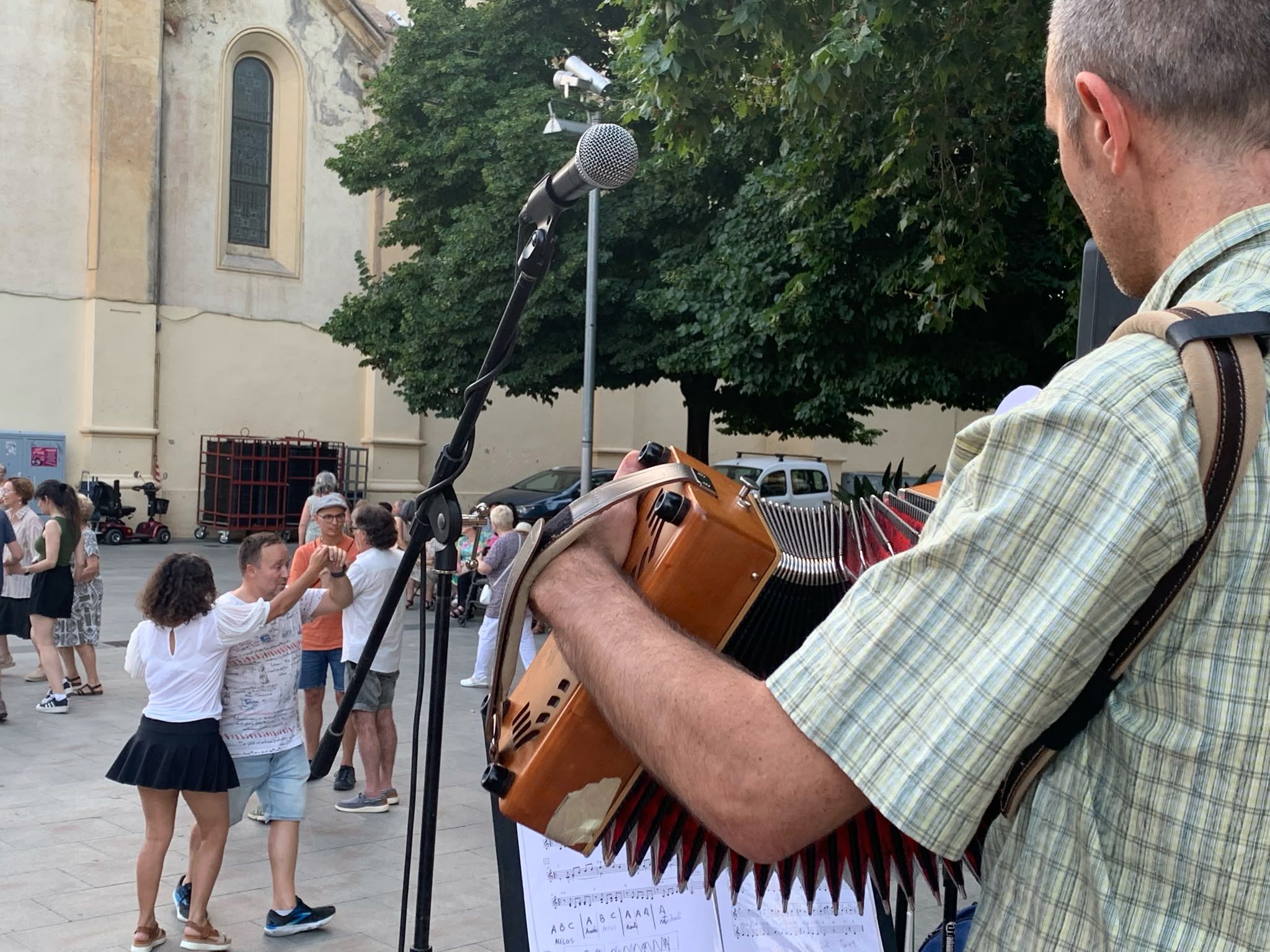 L'acordió de Joan Codina, del duet JoanPolDuet, durant el concert-ballada del cicle Queer as Folk a la plaça de l’Abat Oliba. FOTO: Judit Josa