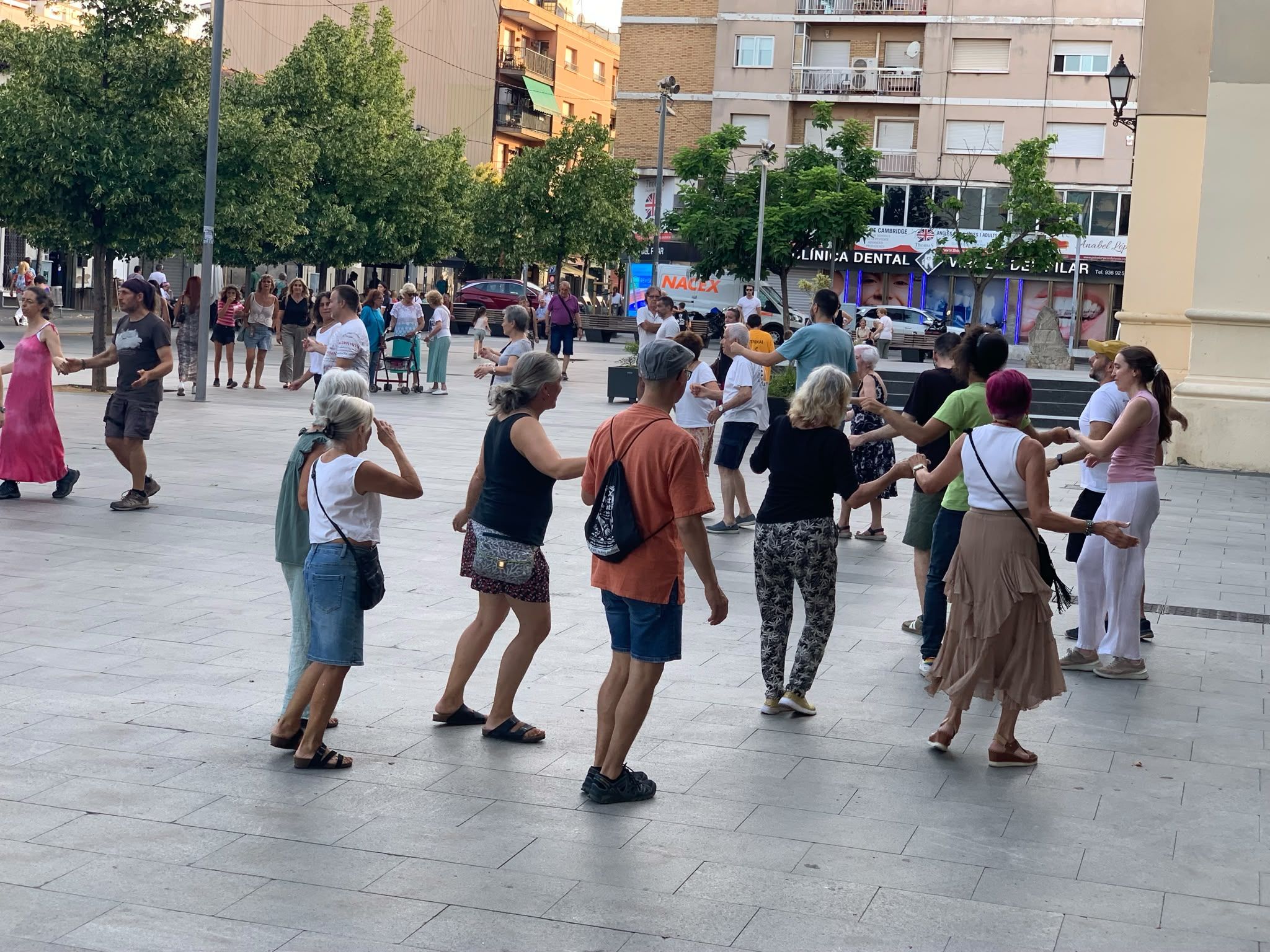 Participants del cicle Queer as Folk ballant en rotllana a la plaça de l’Abat Oliba. FOTO: Judit Josa