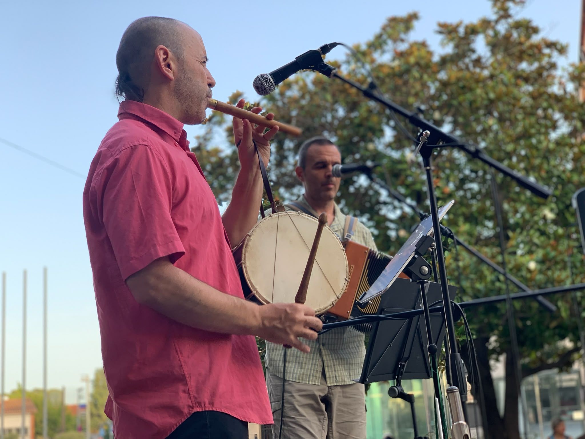 JoanPolDuet va posar música a la cloenda del cicle Queer as Folk a la plaça de l’Abat Oliba. FOTO: Judit Josa