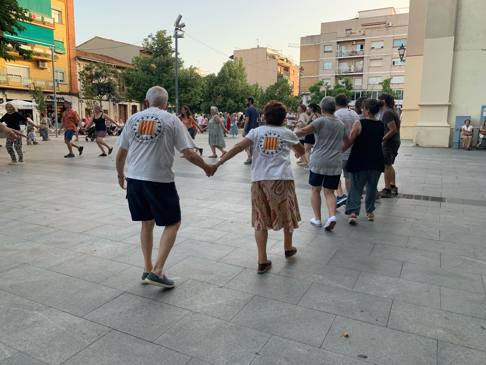 La ballada va omplir la plaça de l’Abat Oliba amb danses tradicionals obertes a totes les edats. FOTO: Judit Josa