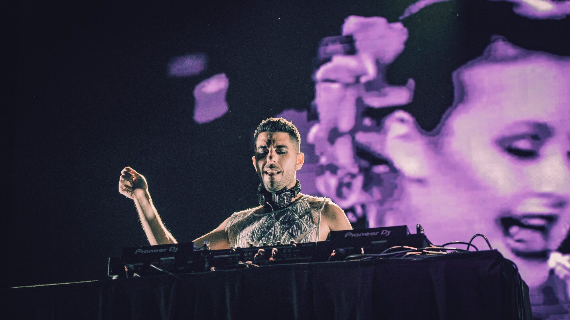 La sessió de Churros con Chocolate va combinar música, espectacle i grans hits al Parc Xarau. FOTO: Mauri Blázquez (@mzzz.raw)