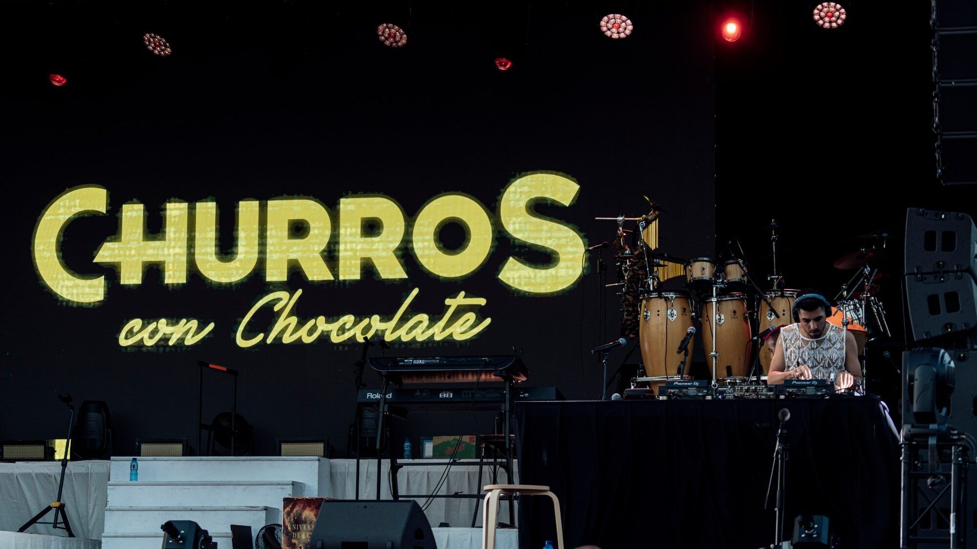 L’escenari del Parc Xarau es preparava per rebre l’espectacle de Churros con Chocolate. FOTO: Mauri Blázquez (@mzzz.raw)