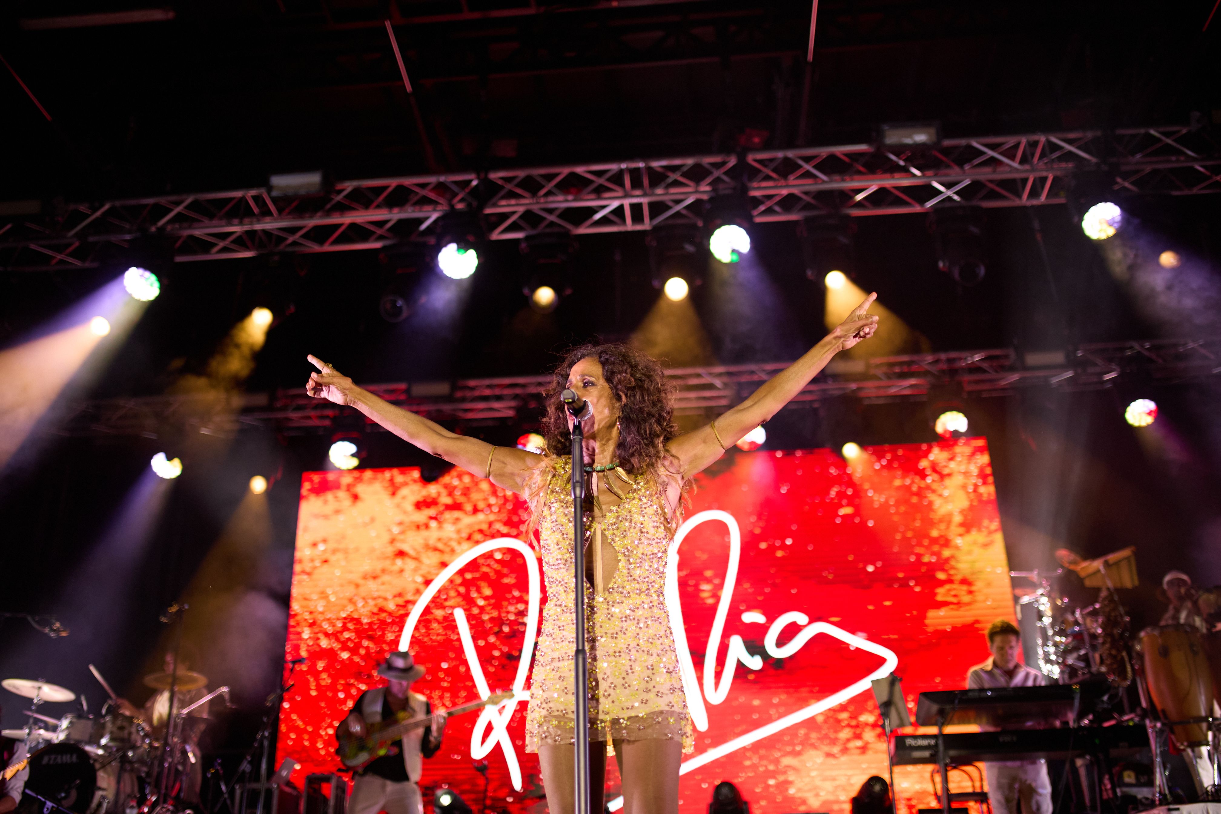Rosario va omplir de llum i energia l’escenari del Parc Xarau en el concert final de l’Orgull. FOTO: Elisabet Encina (@elisabetencina)