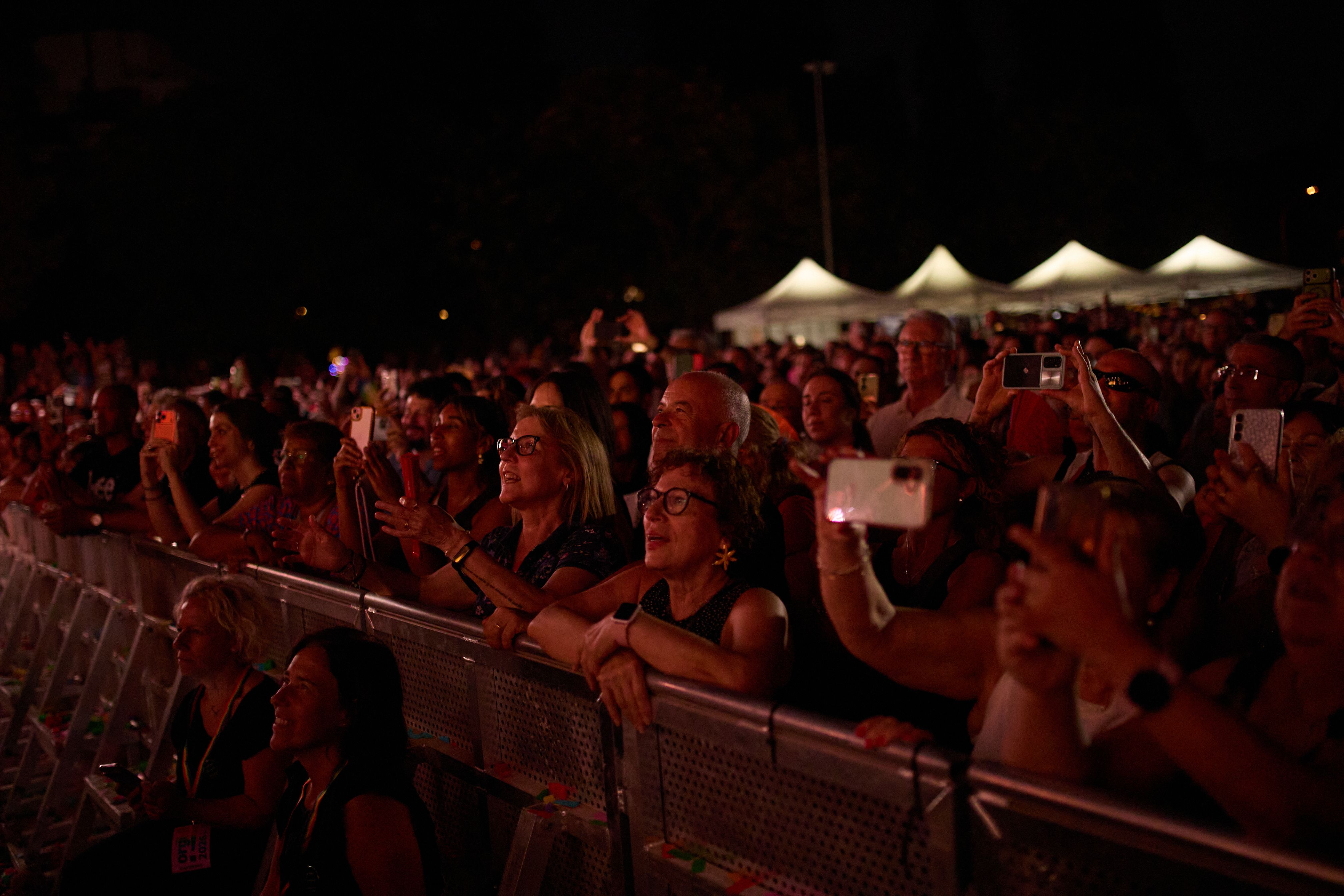 El públic va seguir el concert de Rosario amb els mòbils alçats i molta expectació. FOTO: Elisabet Encina (@elisabetencina)