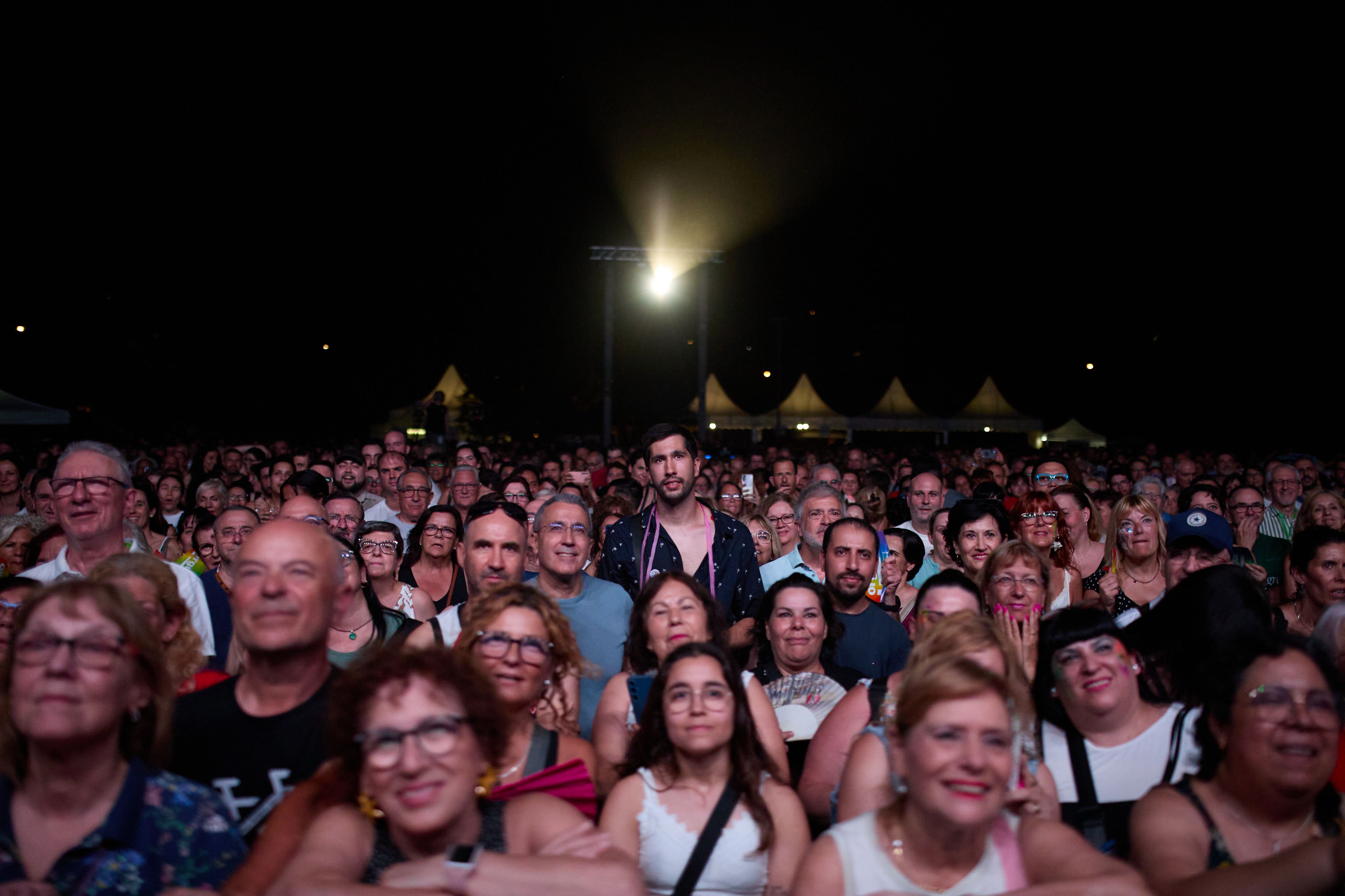 El Parc Xarau va reunir un públic nombrós per seguir el concert central de l’Orgull. FOTO: Elisabet Encina (@elisabetencina)