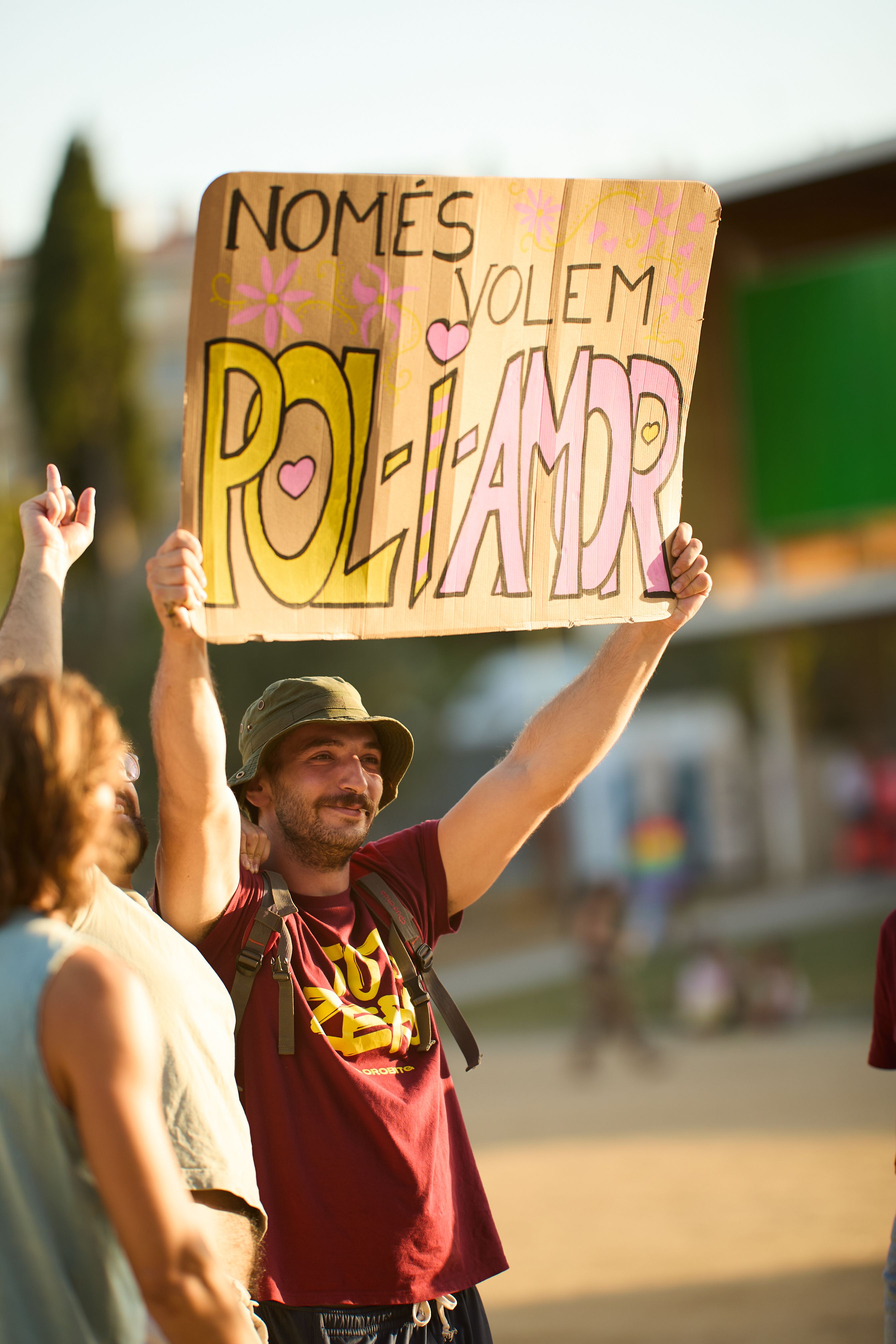 Un cartell del públic reclamava “Només volem pol-i-amor” durant l’acte de l’Orgull. FOTO: Elisabet Encina (@elisabetencina)