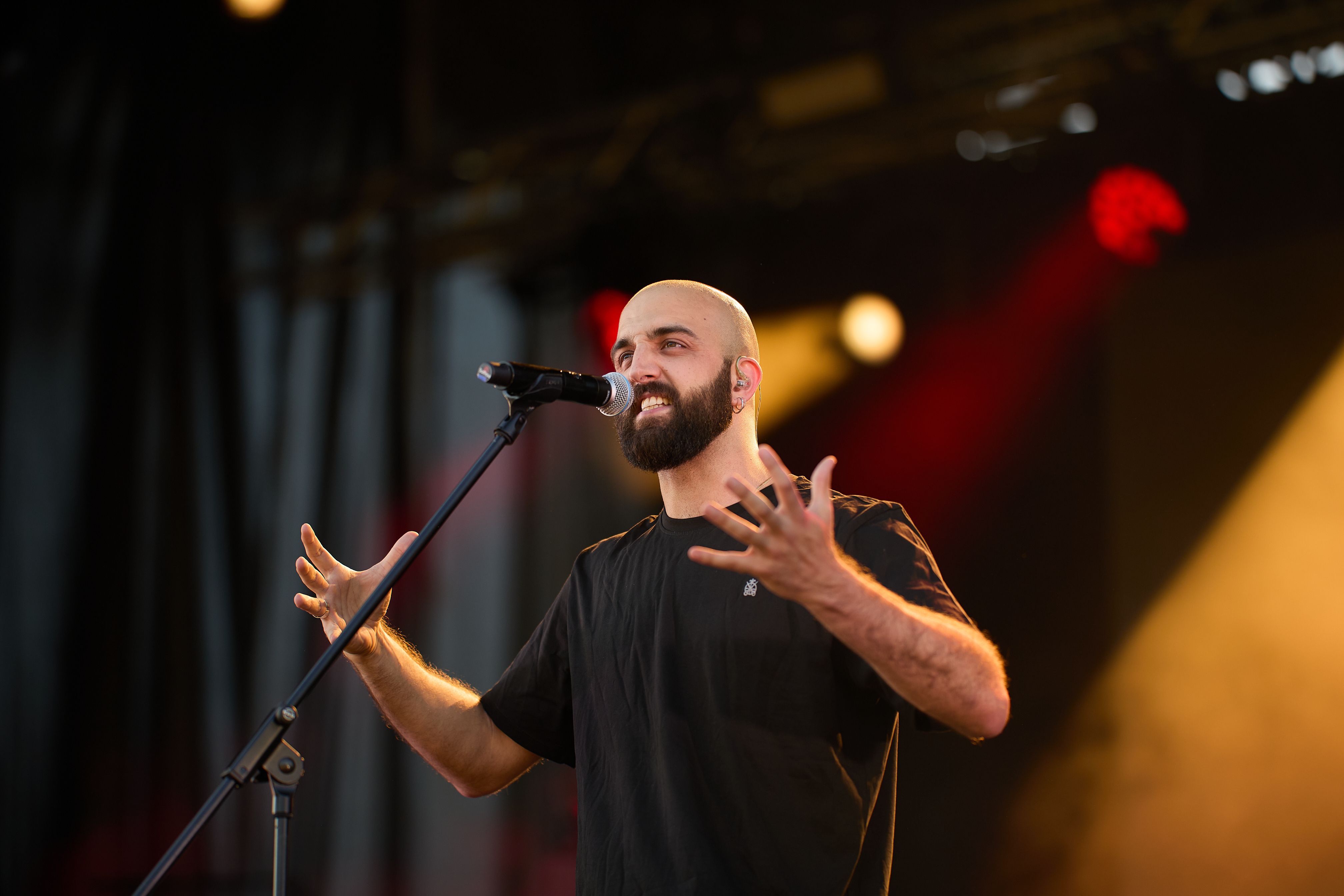 Pol Orobitg va connectar amb el públic amb el seu directe de cançó d’autor i sonoritats actuals. FOTO: Elisabet Encina (@elisabetencina)