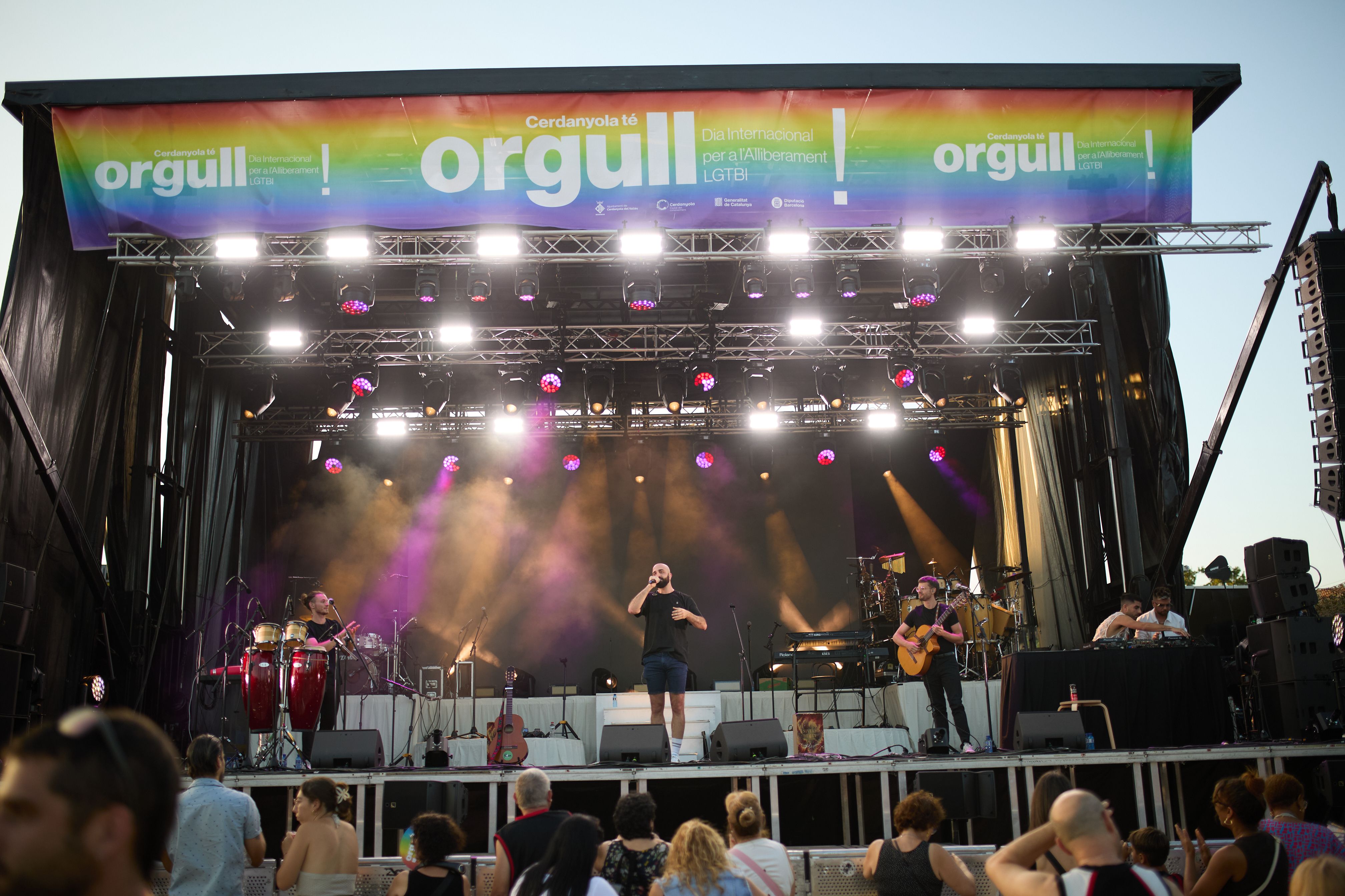 El concert de Pol Orobitg es va viure en un escenari presidit pels colors de l’Orgull. FOTO: Elisabet Encina (@elisabetencina)
