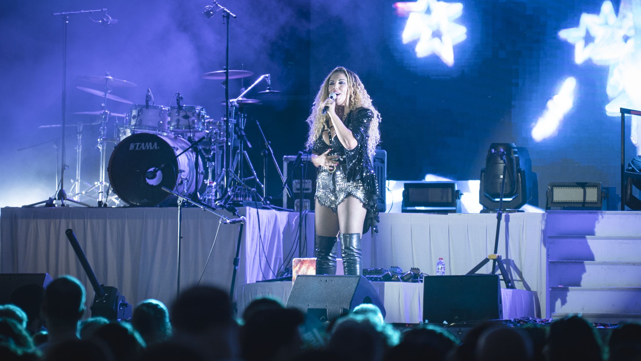 Rebeca Pous del Toro, icona del pop dance dels noranta, durant la seva actuació al Parc Xarau. FOTO: Mauri Blázquez (@mzzz.raw)
