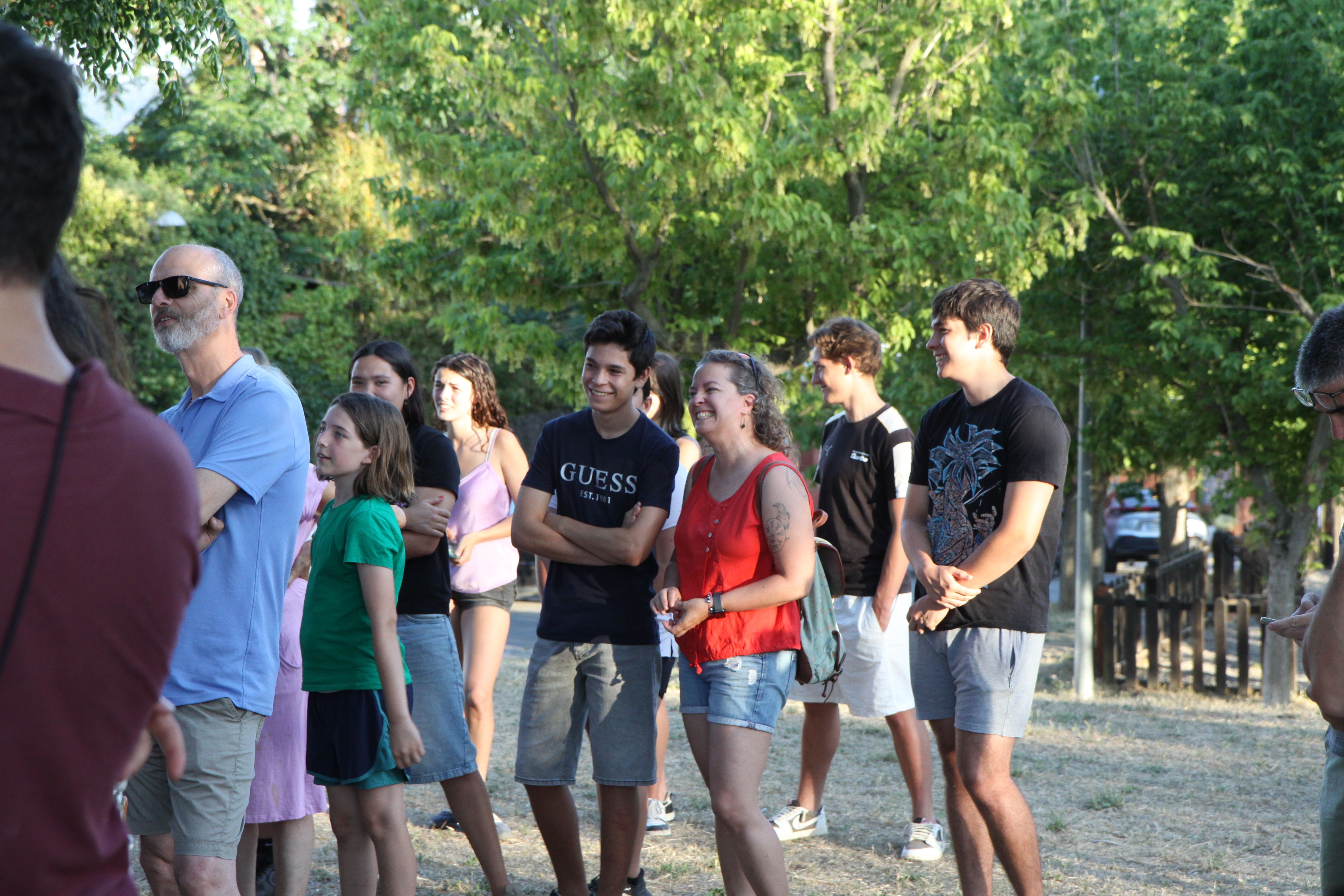 Famílies i veïns reunides durant la festa major. Foto: Laia Jubany