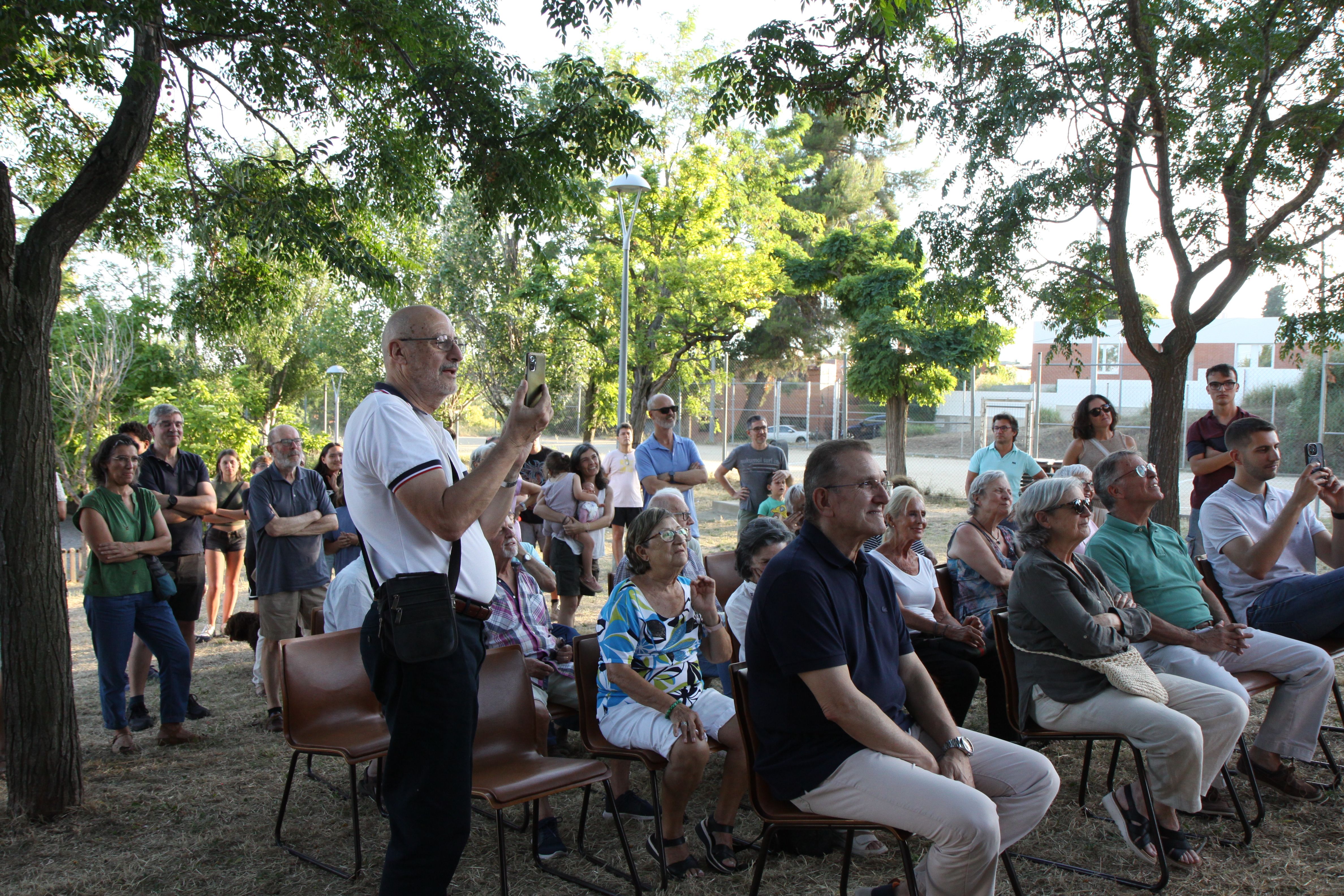 Autoritats i veïns gaudint del pregó que dona inici a la festa. Foto: Laia Jubany