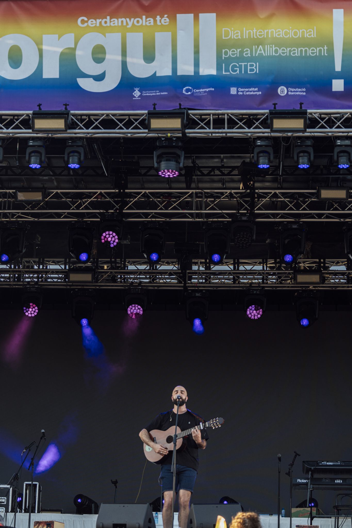 L’escenari del Parc Xarau, presidit pels colors de l’Orgull, durant l’actuació de Pol Orobitg. FOTO: Mauri Blázquez (@mzzz.raw)