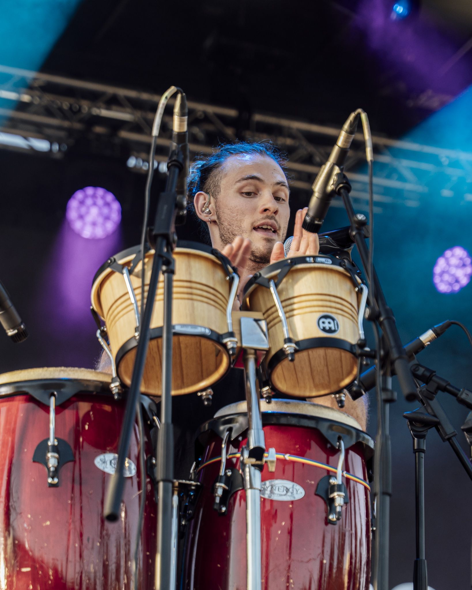 La percussió va donar ritme al concert de Pol Orobitg i els músics brillants. FOTO: Mauri Blázquez (@mzzz.raw)