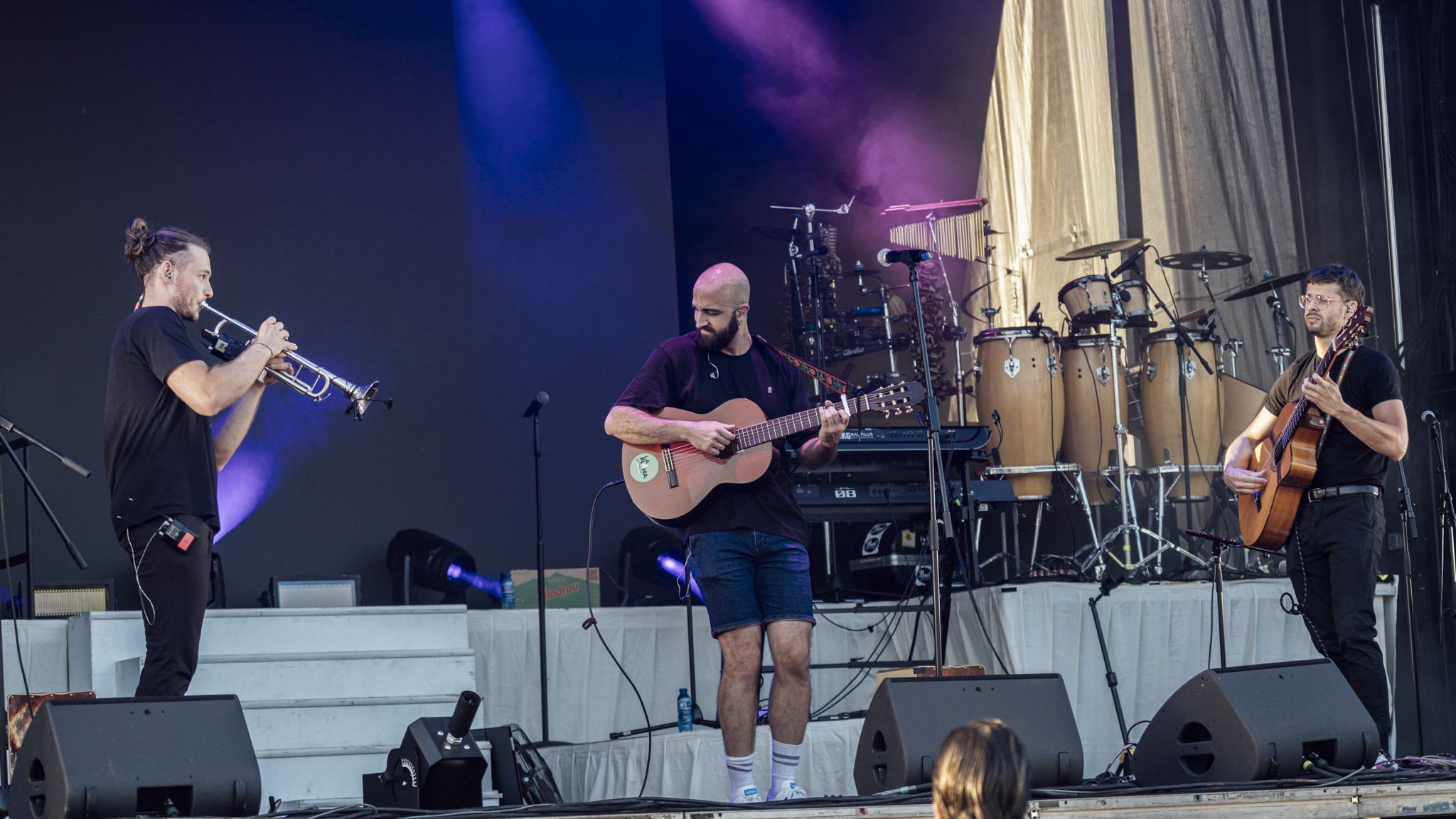 Pol Orobitg i els músics brillants van combinar veu, guitarra i vents en el seu directe al Parc Xarau. FOTO: Mauri Blázquez (@mzzz.raw)