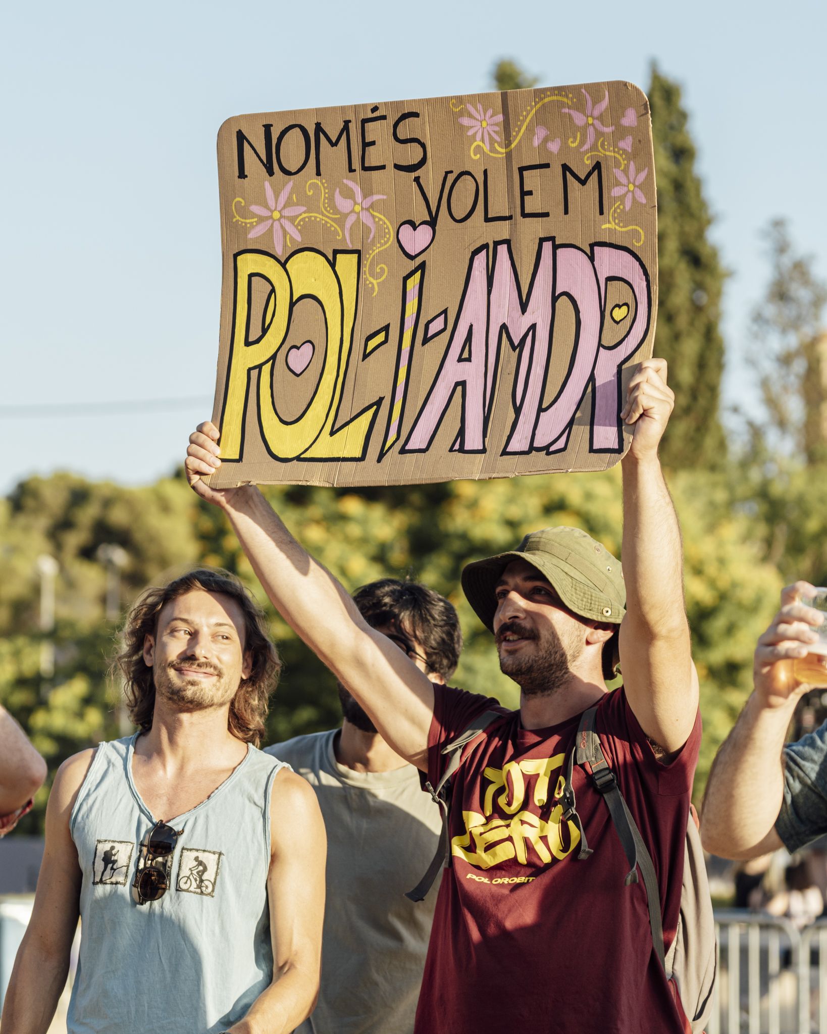 Un cartell del públic jugava amb el nom de Pol Orobitg i el missatge “Només volem pol-i-amor”. FOTO: Mauri Blázquez (@mzzz.raw)