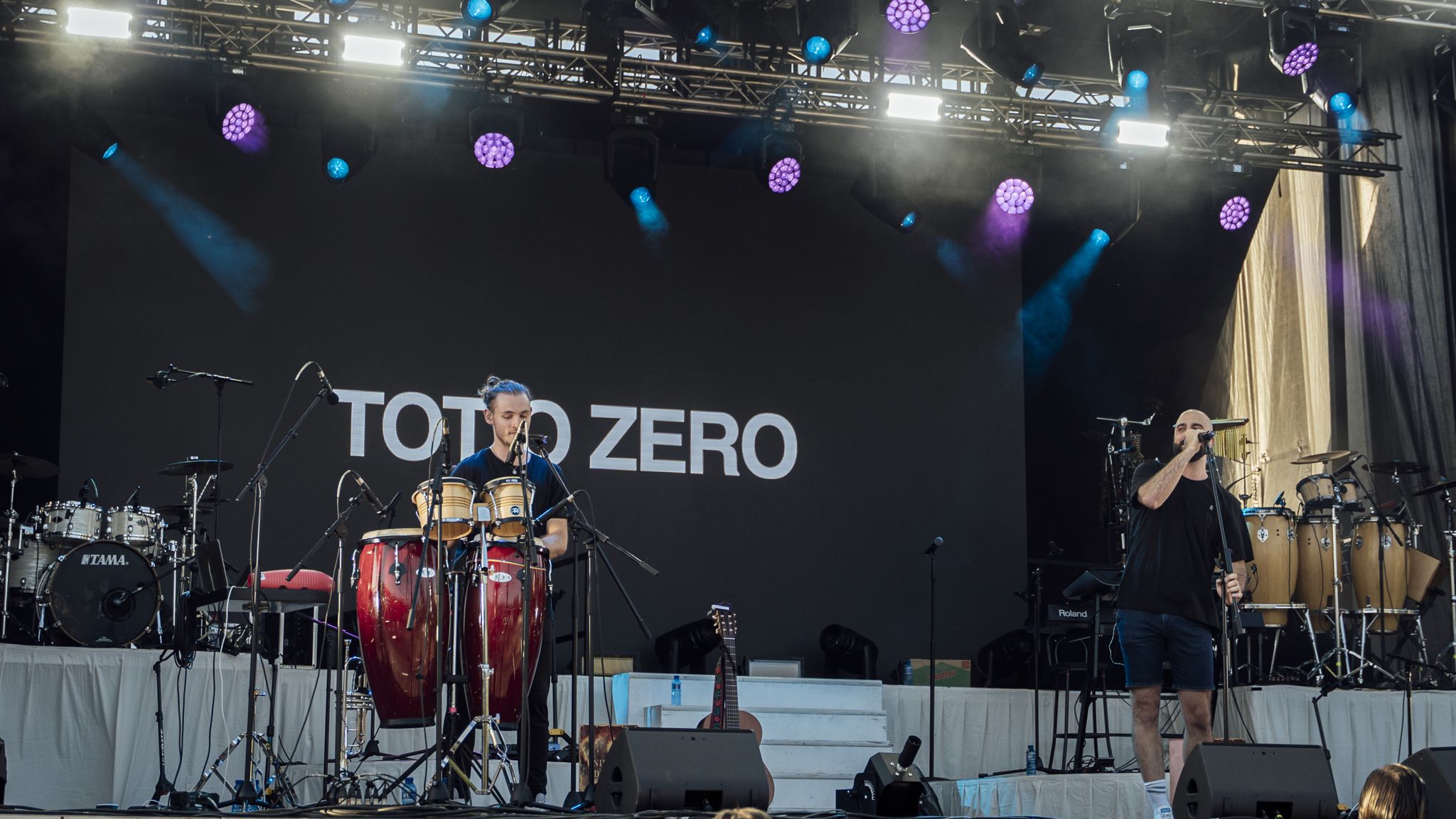  Pol Orobitg i els músics brillants van obrir la música de l’acte central de l’Orgull al Parc Xarau. FOTO: Mauri Blázquez (@mzzz.raw)