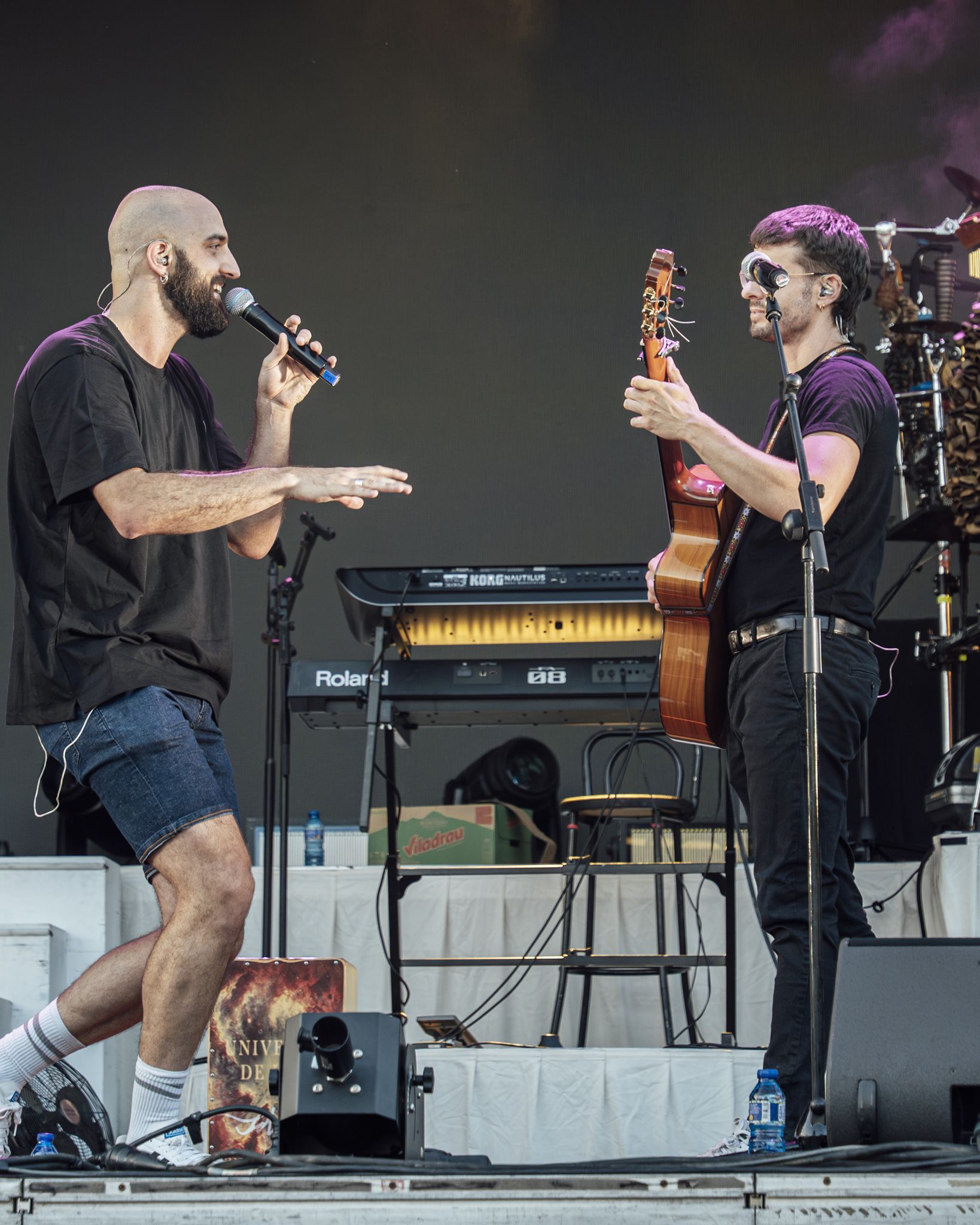 Pol Orobitg comparteix escenari amb un dels músics de la banda durant un dels moments del concert. FOTO: Mauri Blázquez (@mzzz.raw)