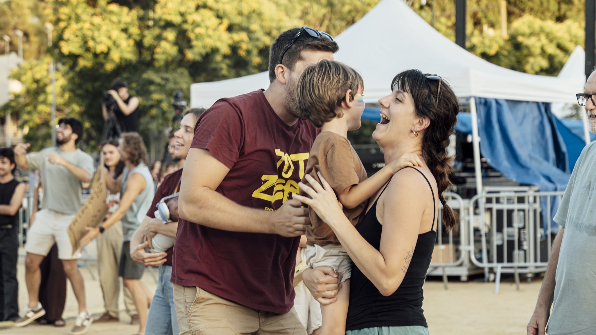 Una família segueix el concert de Pol Orobitg des de la plaça, en un ambient festiu i intergeneracional.FOTO: Mauri Blázquez (@mzzz.raw)