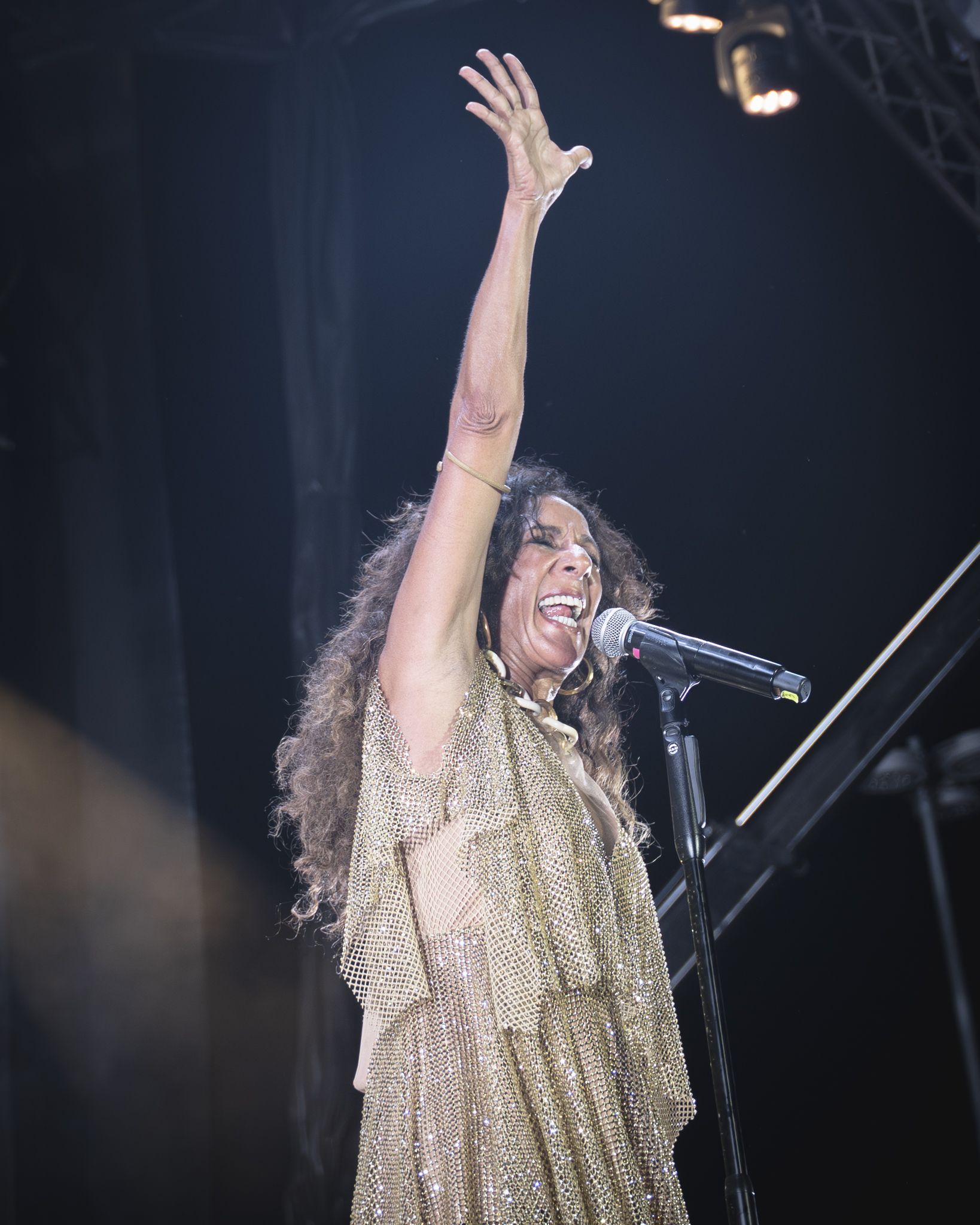 Rosario va ser la gran protagonista musical de l’acte final de l’Orgull a Cerdanyola. FOTO: Mauri Blázquez (@mzzz.raw)