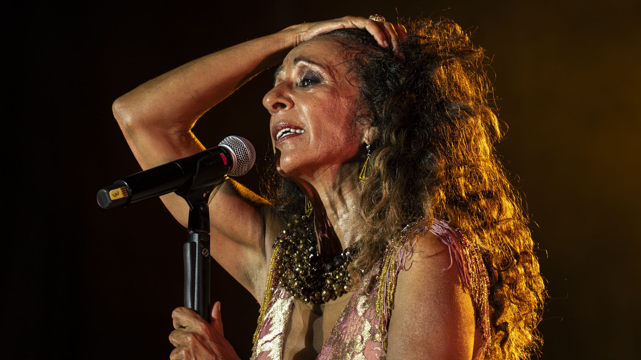 Rosario va ser la gran protagonista musical de l’acte final de l’Orgull a Cerdanyola. FOTO: Mauri Blázquez (@mzzz.raw)