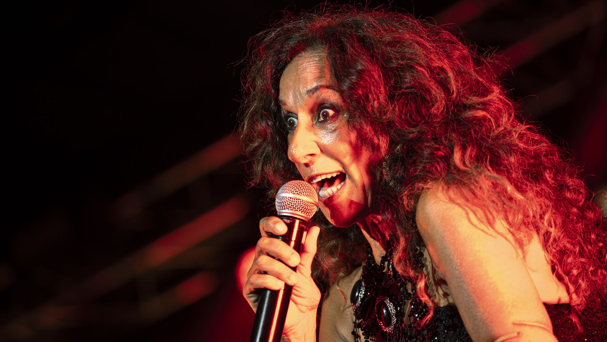 Rosario va ser la gran protagonista musical de l’acte final de l’Orgull a Cerdanyola. FOTO: Mauri Blázquez (@mzzz.raw)