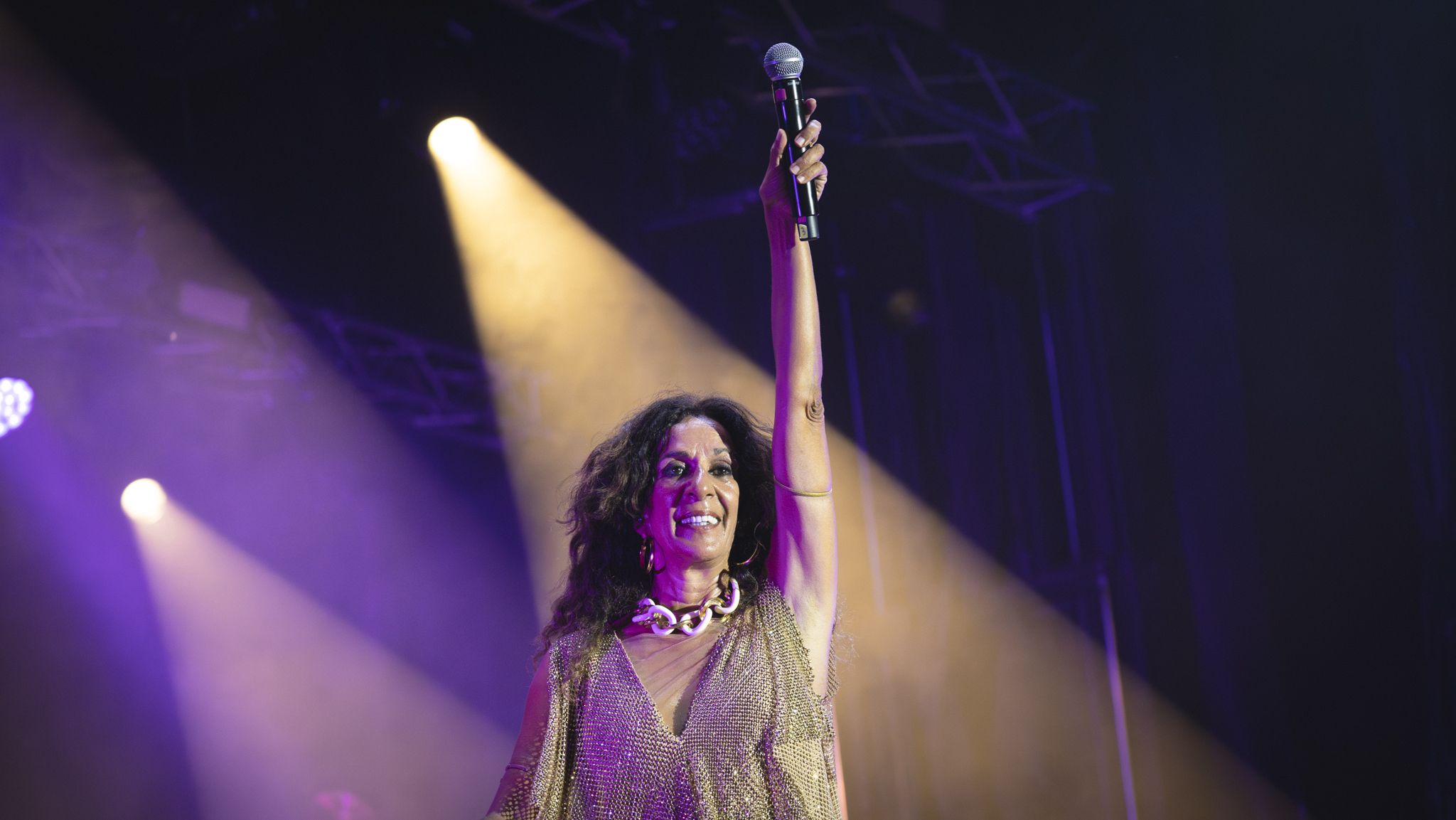 Rosario va ser la gran protagonista musical de l’acte final de l’Orgull a Cerdanyola. FOTO: Mauri Blázquez (@mzzz.raw)