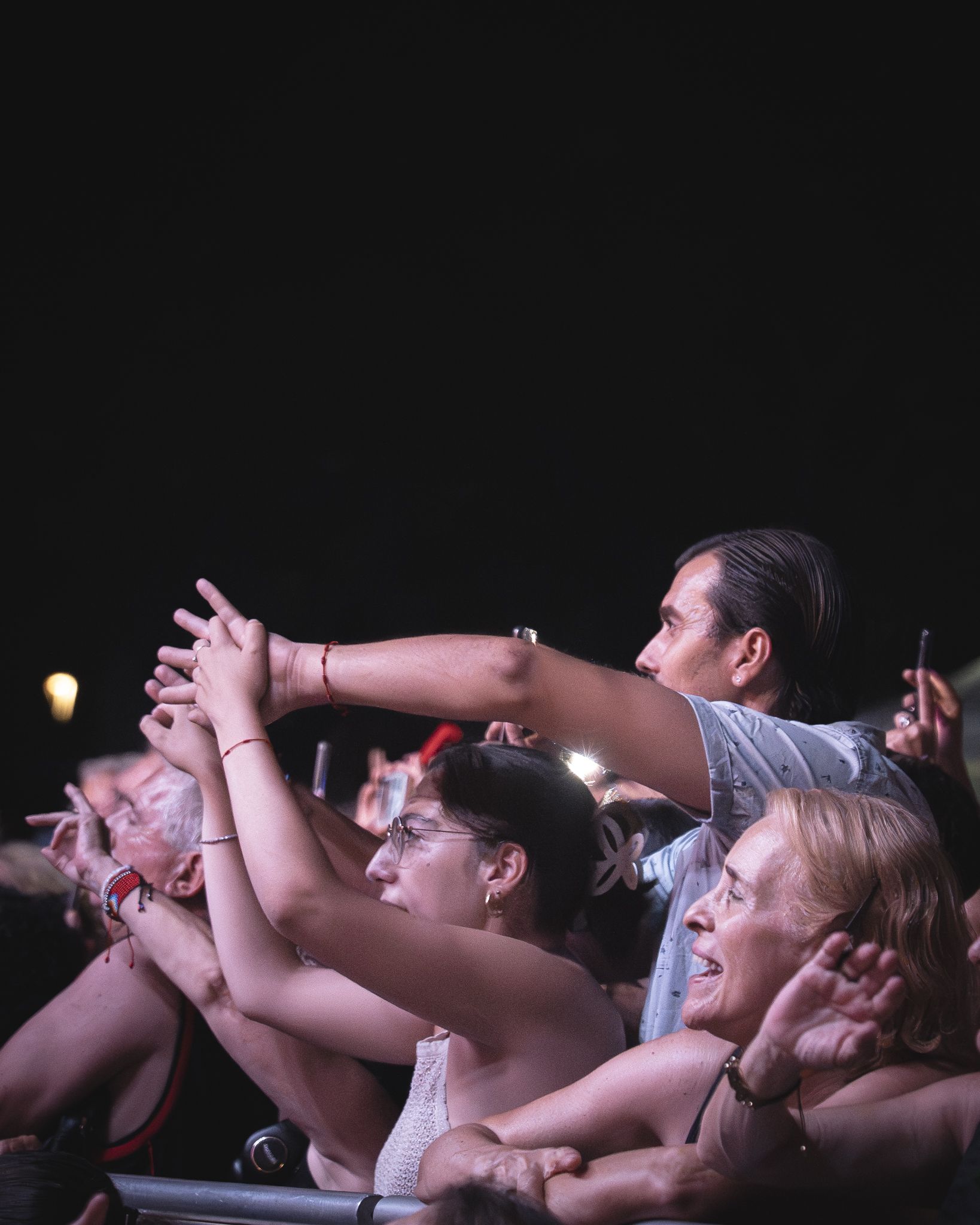 El públic va omplir el Parc Xarau i va seguir el concert de Rosario amb entusiasme. FOTO: Mauri Blázquez (@mzzz.raw)